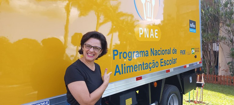 #DoGabiente - Renata Assirati acompanha chegada do Caminhão Frigorífico para o Setor de Nutrição Escolar