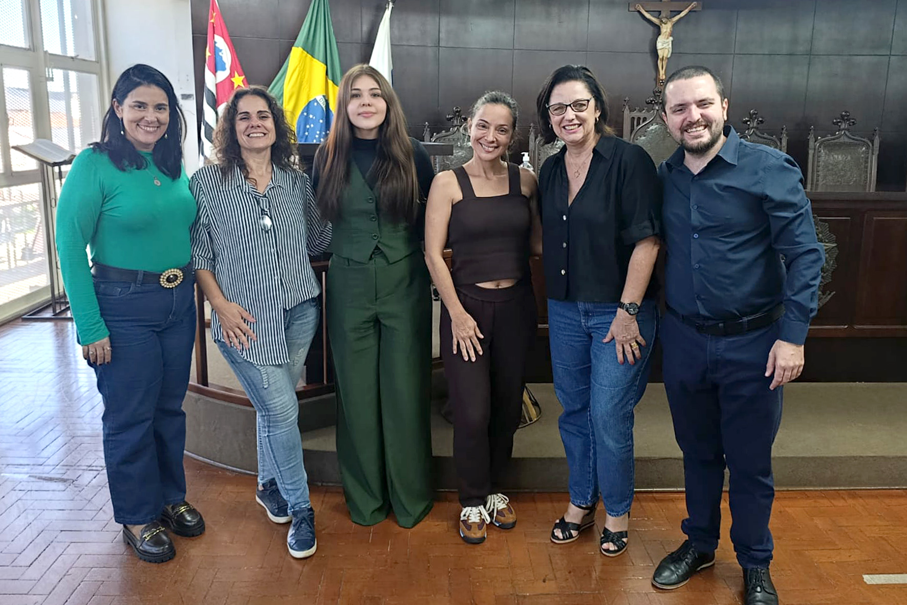 [Esq. à dir.] Servidora do Departamento de Comunicação, Virginia Antonino; chefe do Departamento Técnico-Legislativo e conselheiro da Elejab, Denise Cardozo; embaixadora do PJ de Matão, Giovanna Isabel de Pietro; servidora do Departamento Técnico Legislativo e diretora da Elejab, Silvia Mazaro; presidente da Eleja, vereadora Renata Assirati; e controlador interna da Câmara de Jaboticabal, Carlos Eduardo de Camargo Monteiro. 