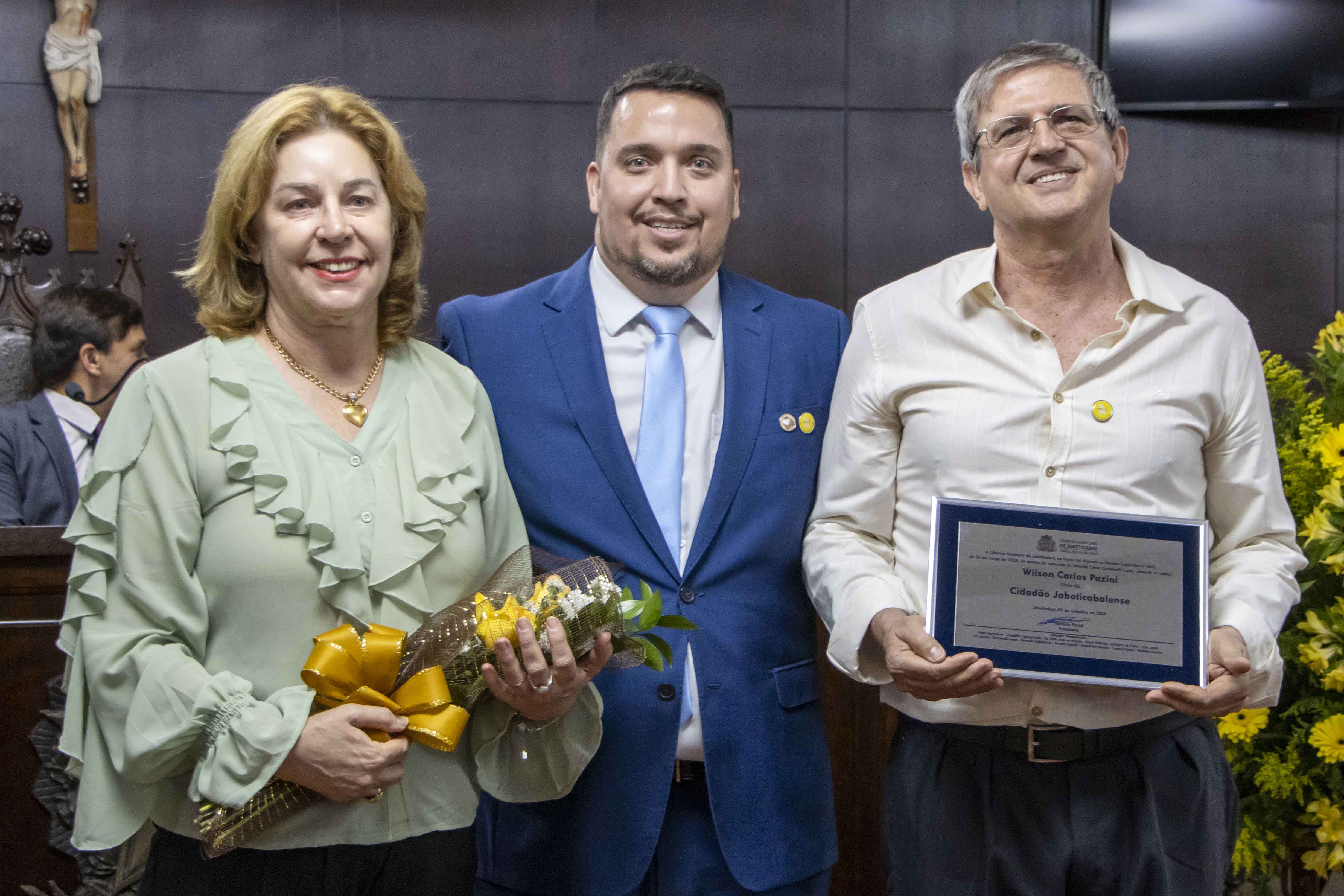 Wilson Pazini, ao lado da esposa Maria Rita Cotillo Pazini, recebe o Título de Cidadão Jaboticabalense das mãos do vereador Dr. Jonatas Carnevalli Lopes em sessão solene realizada no dia 08/09/2025.