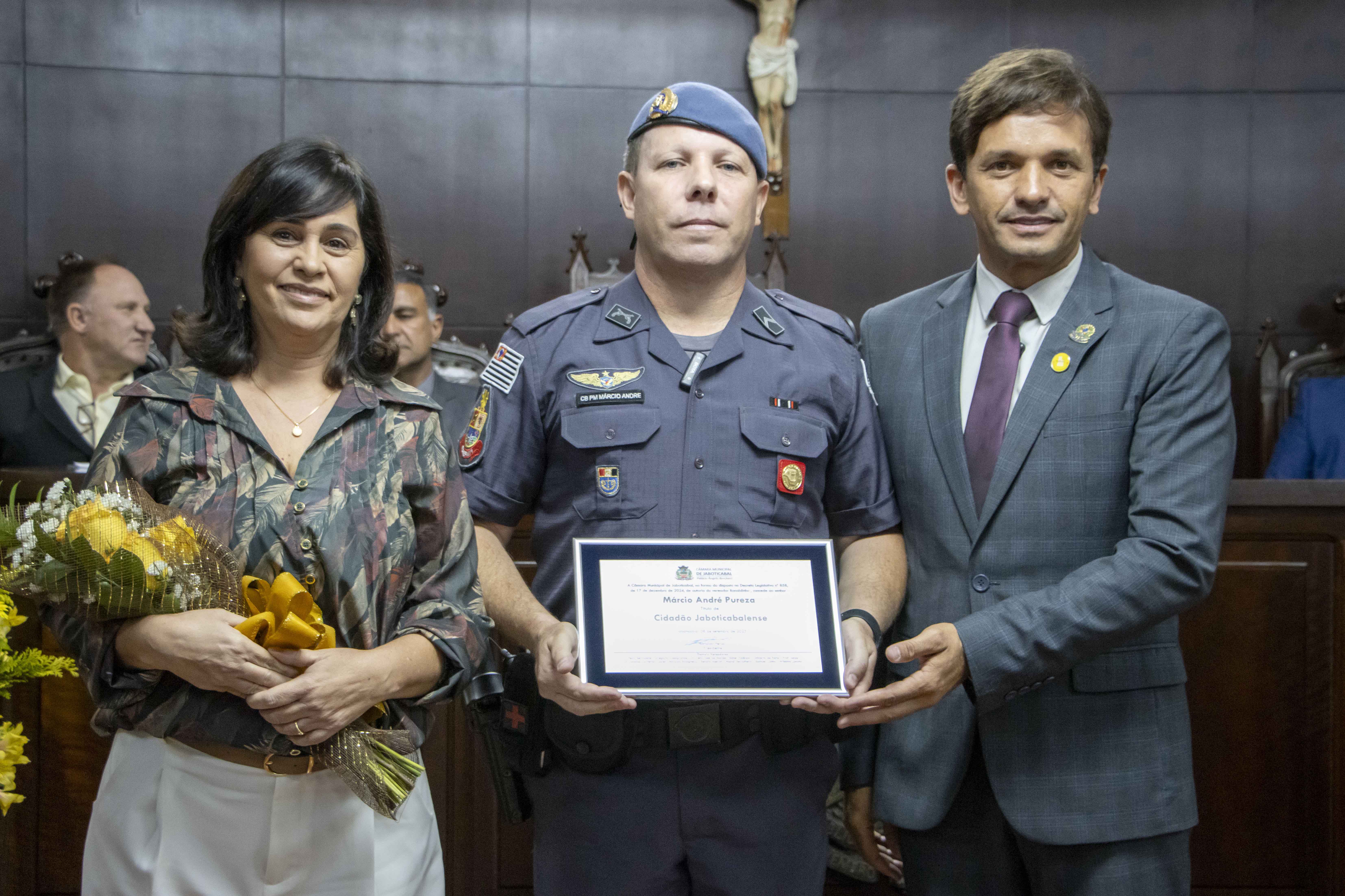 Márcio André Pureza, ao lado da namorada Zanine Zecheto Pito, recebe o Título de Cidadão Jaboticabalense das mãos do vereador Ronaldo Peruci em sessão solene realizada no dia 08/09/2025.