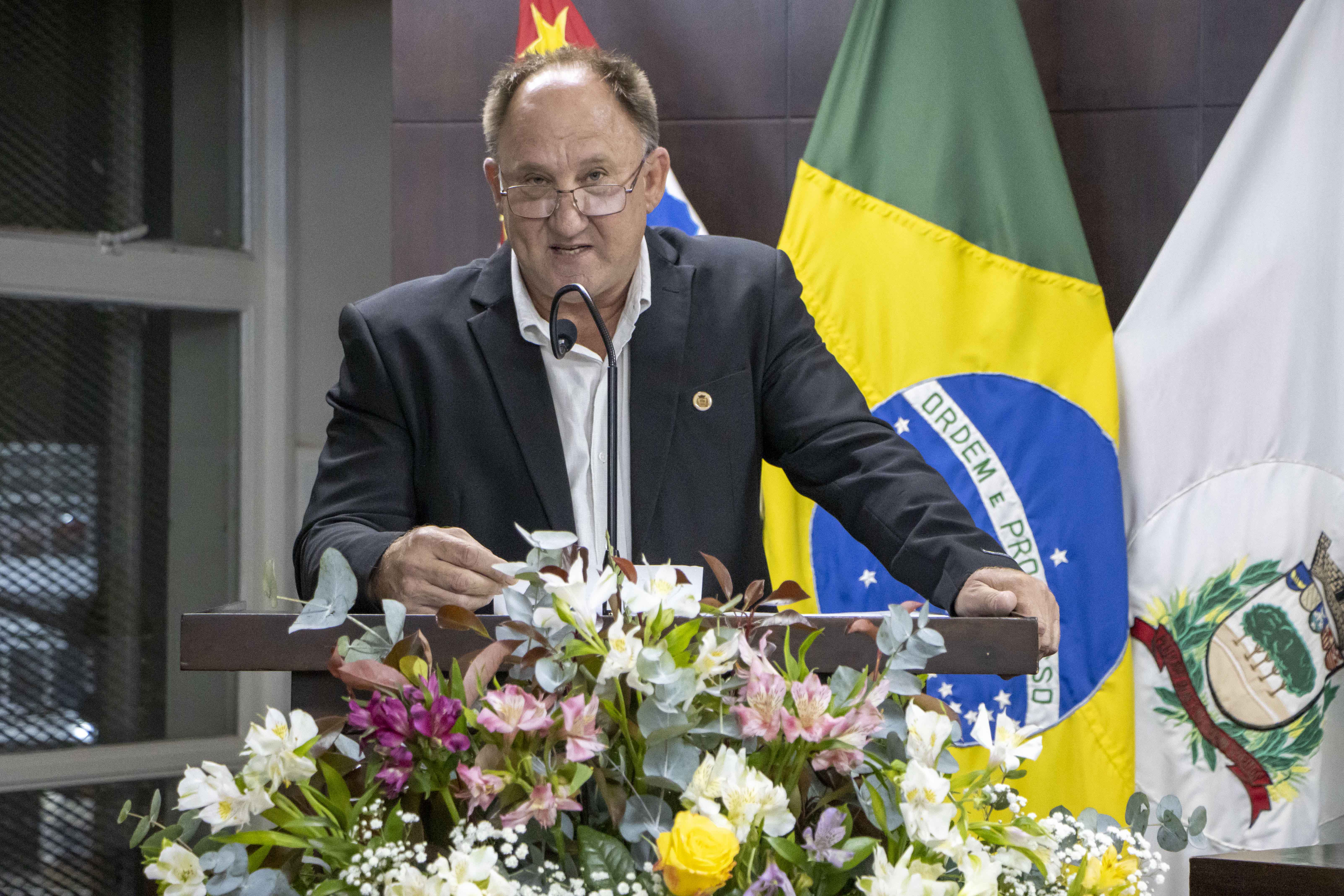 Vereador Mandi Serralheiro saúde os homenageados com placas comemorativas por suas contribuições ao Município de Jaboticabal.