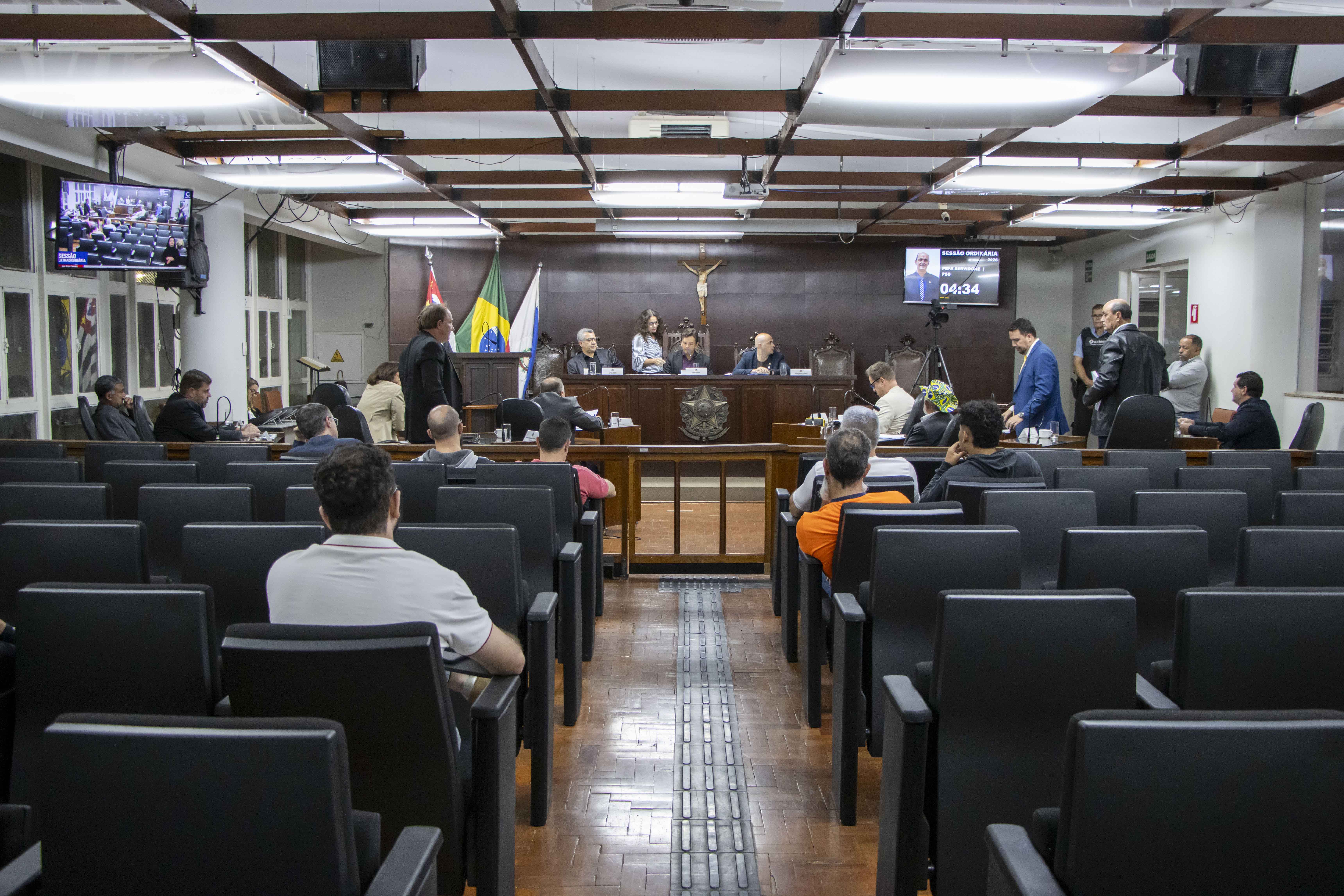 Vereadores durante a votação em 2º turno do PL nº 68/2026, em sessão extraordinária no dia 08/09/2026.