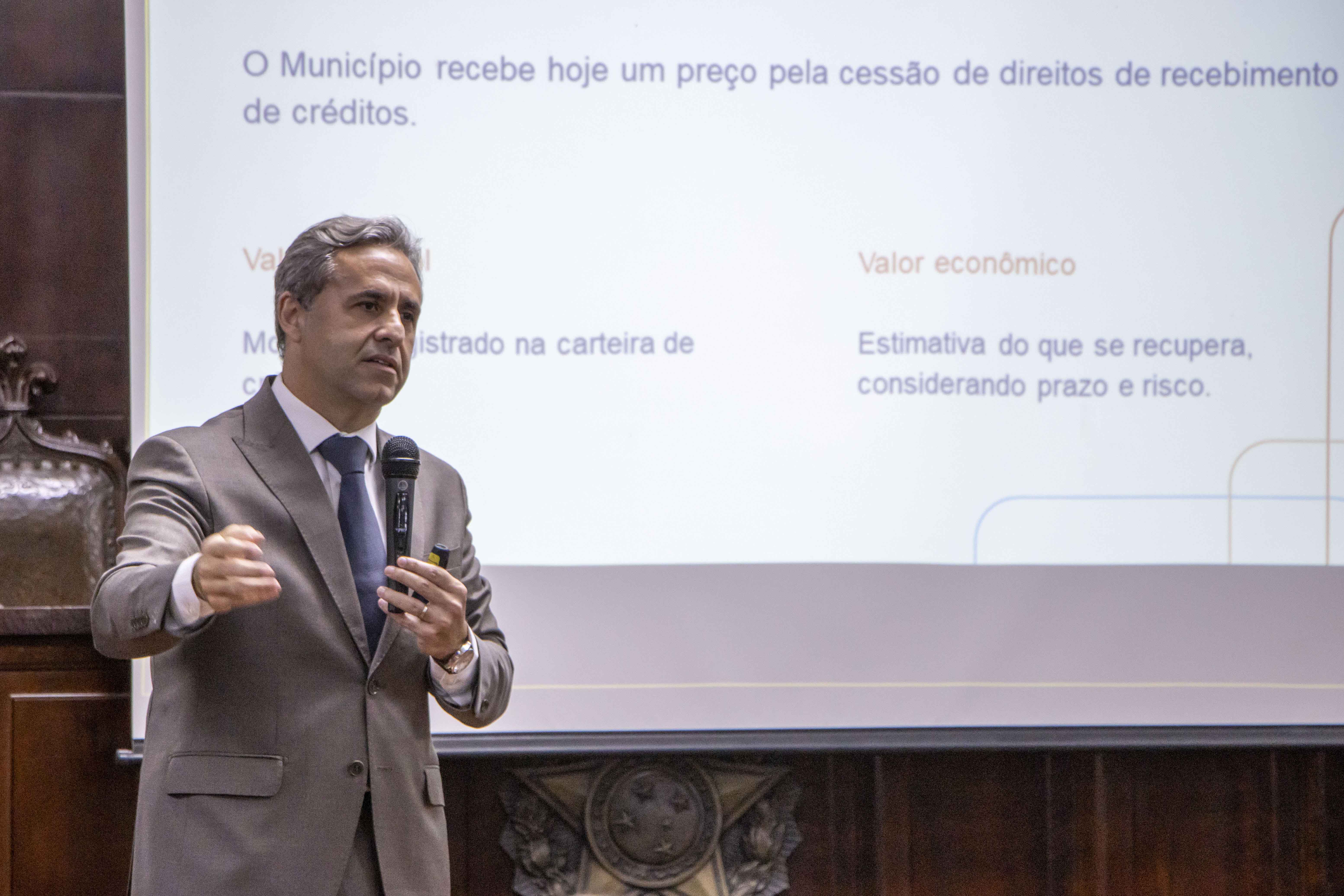 Dr. Forcenette durante exposição sobre securitização da dívida ativa para com o município em audiência pública na Câmara de Jaboticabal.