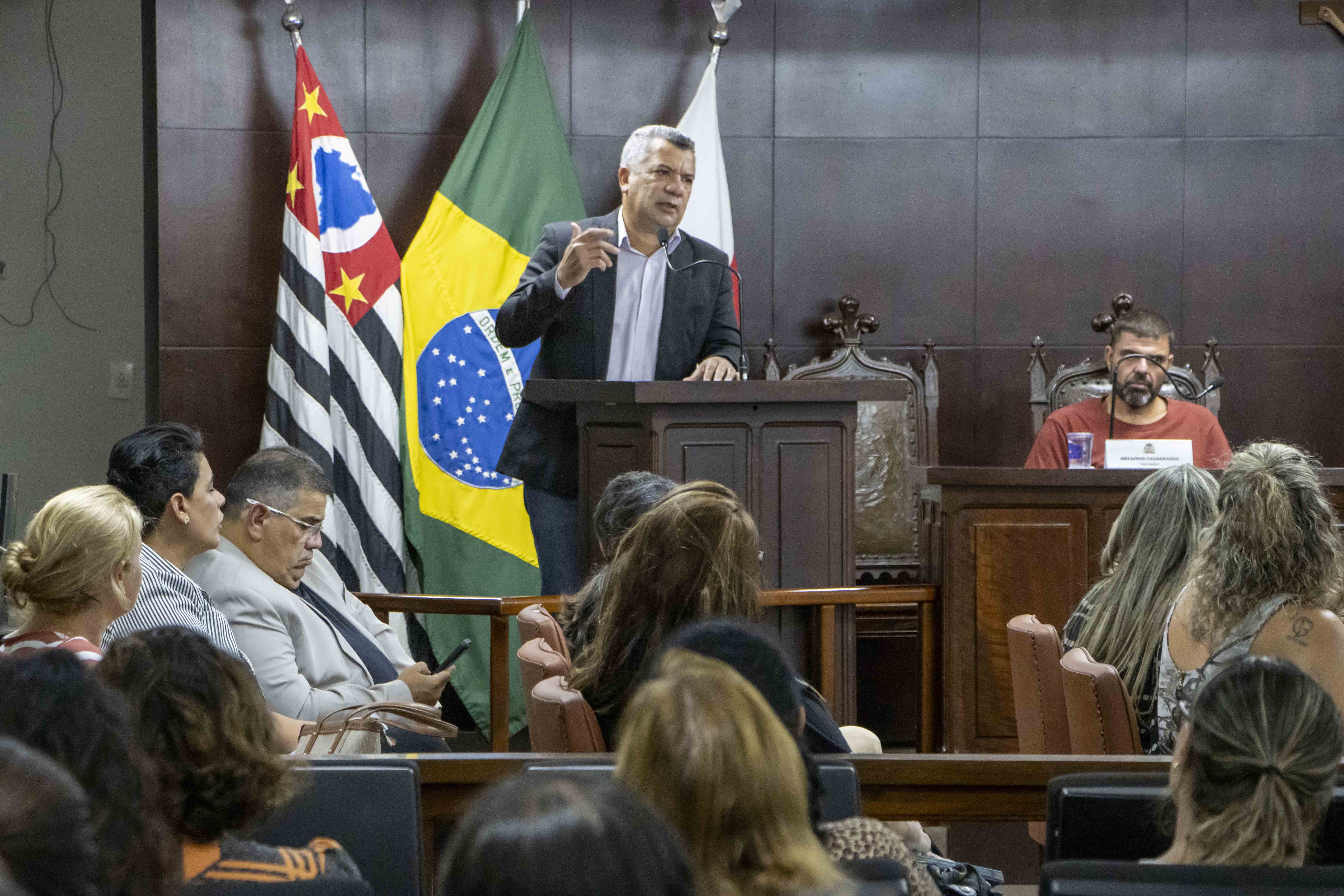 "É fundamental que continuemos a buscar soluções justas e viáveis para garantir o pagamento do piso salarial e melhorar as condições de trabalho [dos professores de creche]..." - presidente da Comissão de Educação, Cultura, Esporte e Lazer na Câmara, vereador Prof. Jonas.