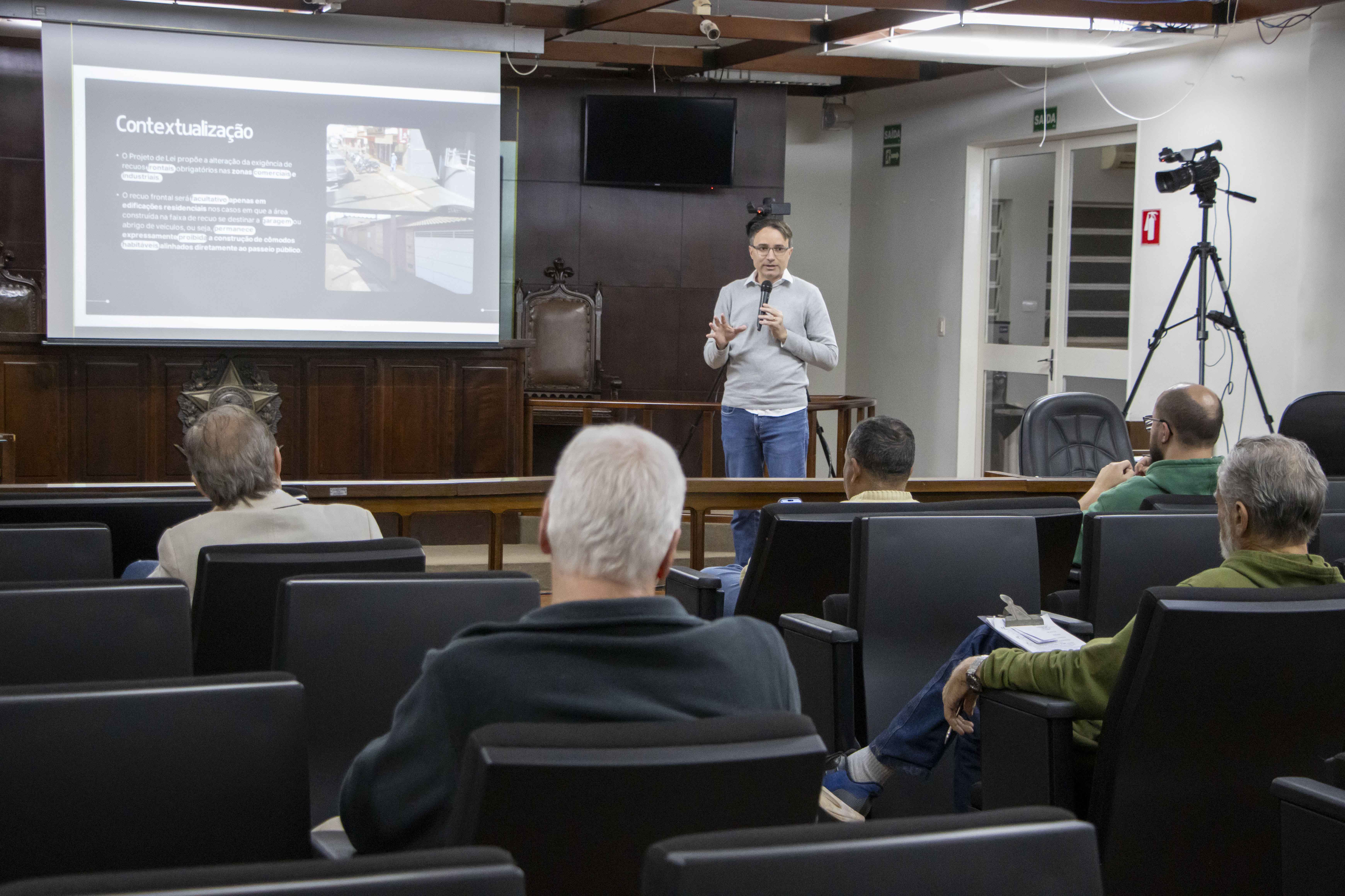 Assessor de gabinete do vereador Mandi Serralheiro, Thiago Godoy, durante a apresentação da proposta de alteração legislativa.