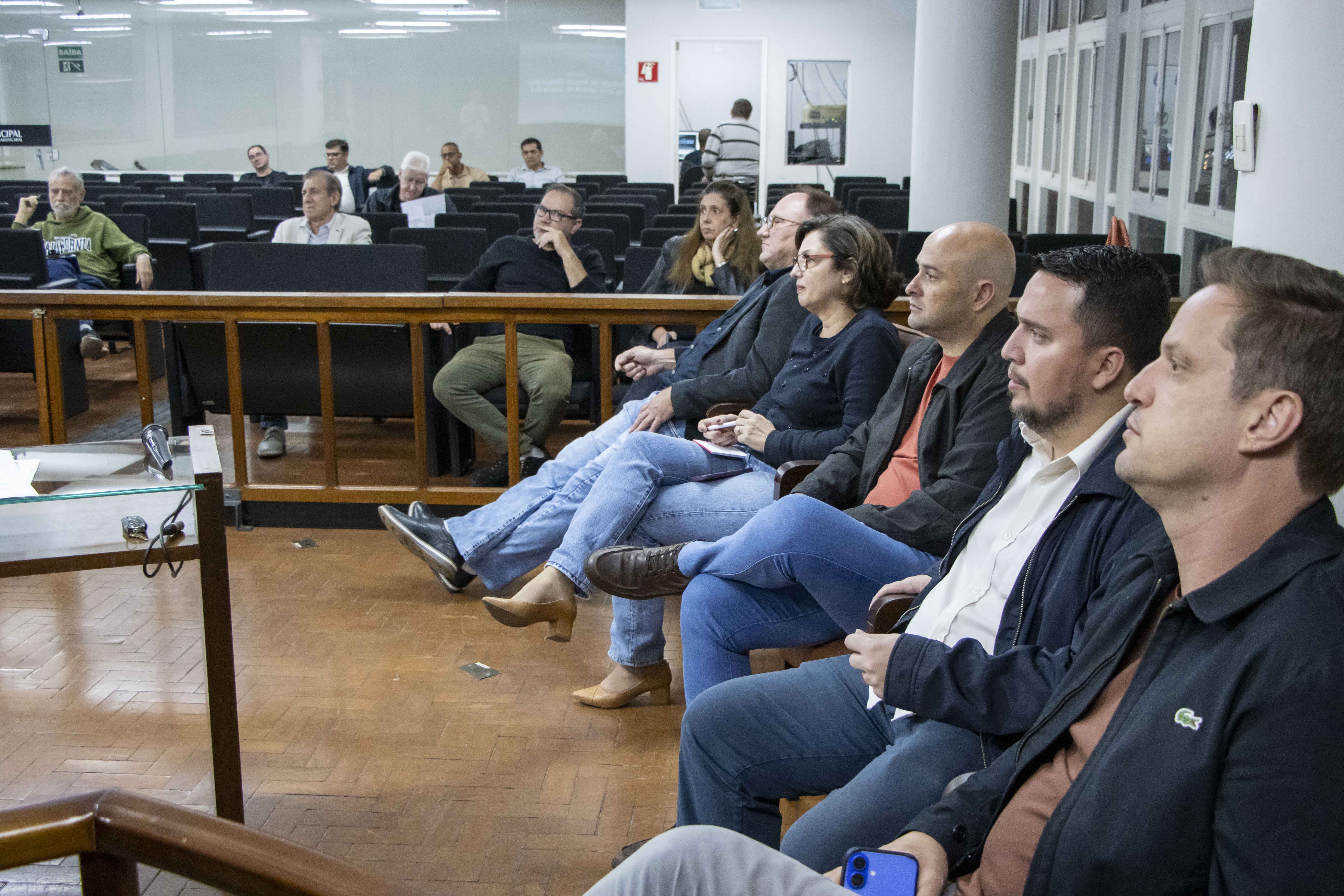 Vereadores participam da audiência pública sobre projeto que pode tornar facultativo o recuo frontal das edificações comerciais e industriais em Jaboticabal.