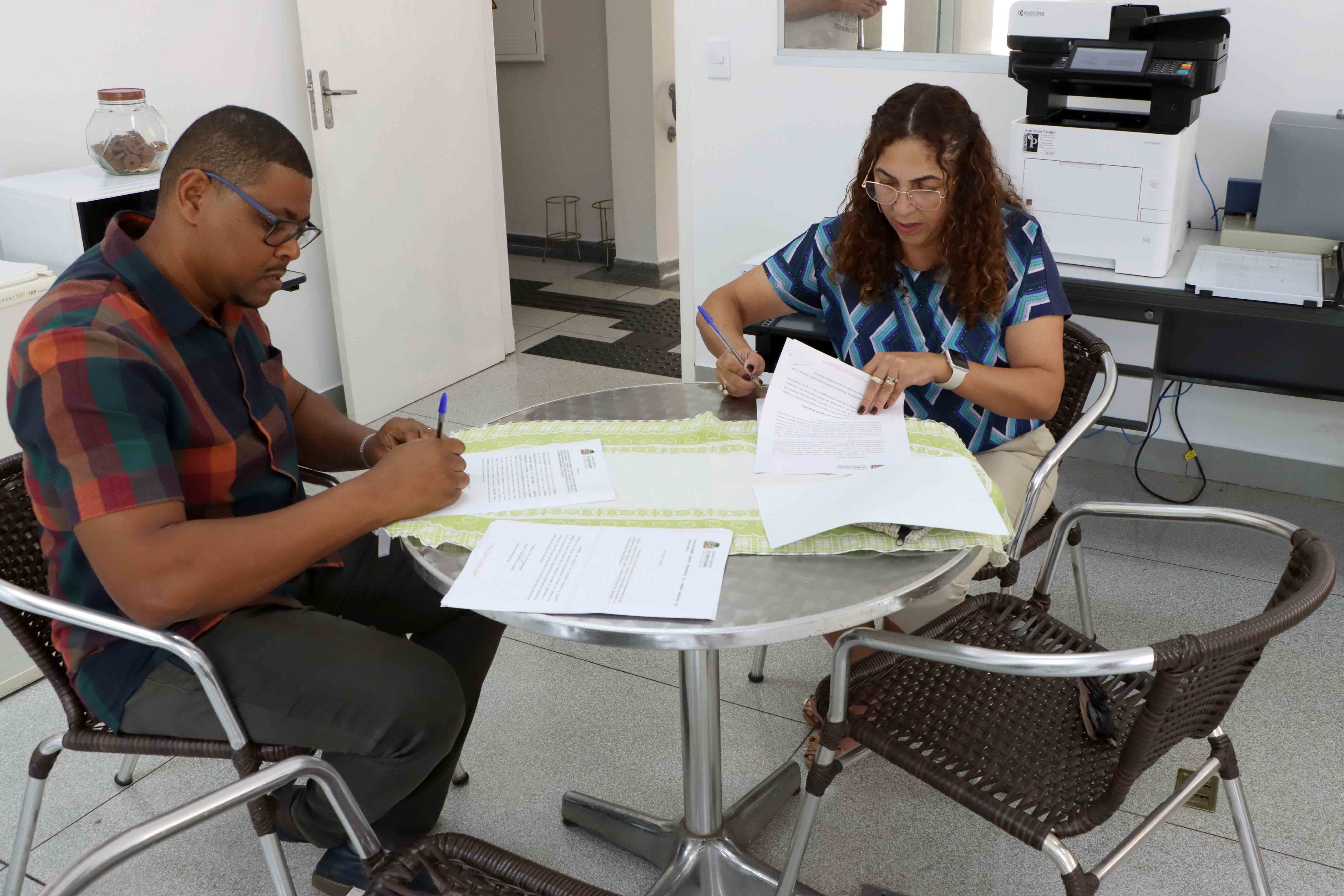 Presidente e relator da CEI do Culturando, vereadores Dra. Andréa Delegada e Paulo Henrique Advogado, respectivamente, protocola relatório final.