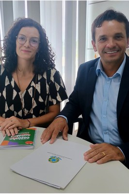 Presidente da Câmara de Jaboticabal, vereador Ronaldinho, com a coordenadora-geral da Secretaria Nacional de Segurança Alimentar e Nutricional (SESAN), Ana Carolina Silva, reforçando o diálogo institucional e acelerando as tratativas necessárias para a liberação do programa ao município.