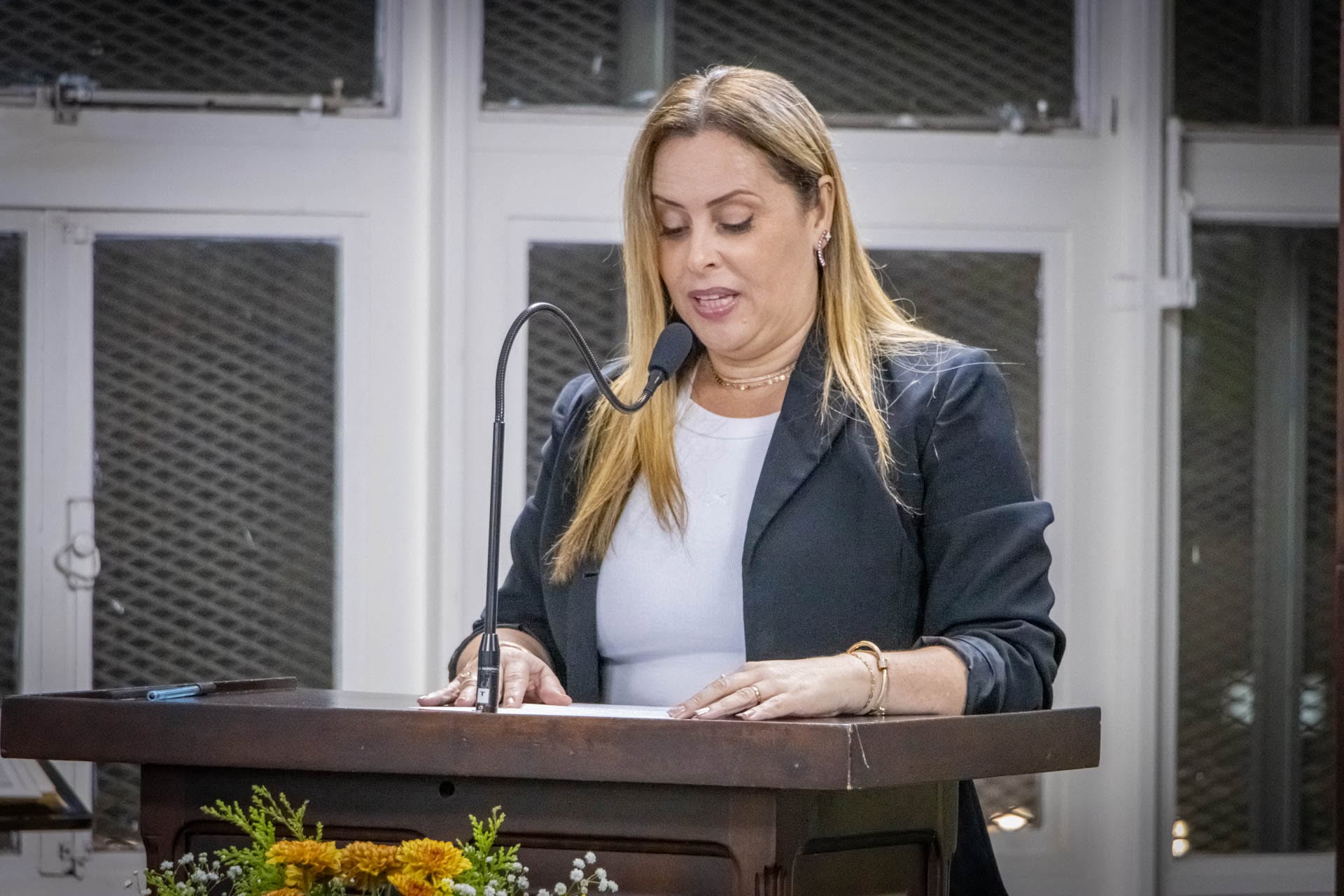 Denise Santi fala em nome dos homenageados na sessão solene pelos 10 anos da Veloce.