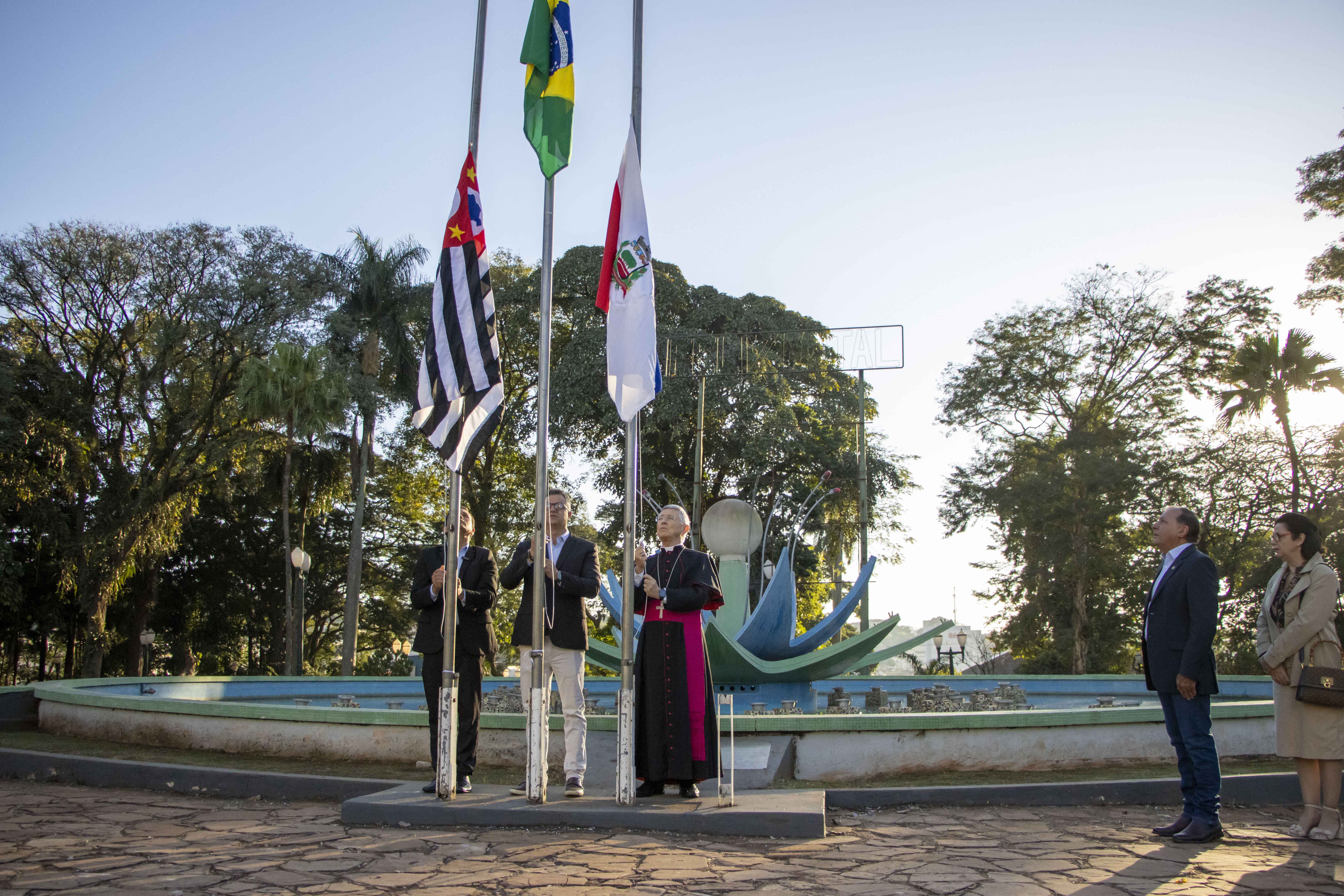 [Esq. à Dir.] Presidente da Câmara, Ronaldo Peruci; prefeito municipal, Prof. Emerson Camargo, e bispo diocesano de Jaboticabal, Dom Eduardo Pinheiro.