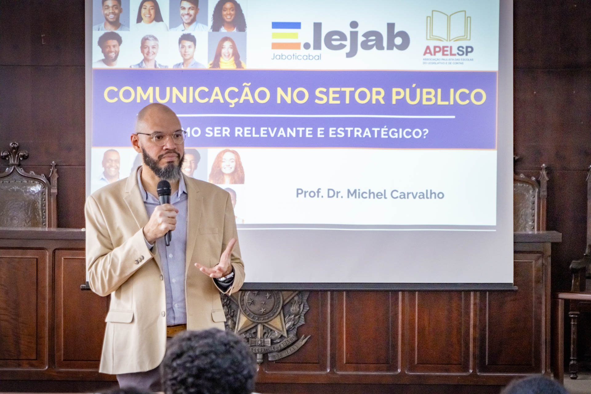 Prof. Dr. Michel Carvalho ministra minicurso sobre comunicação pública na Câmara de Jaboticabal para capacitação de servidores.