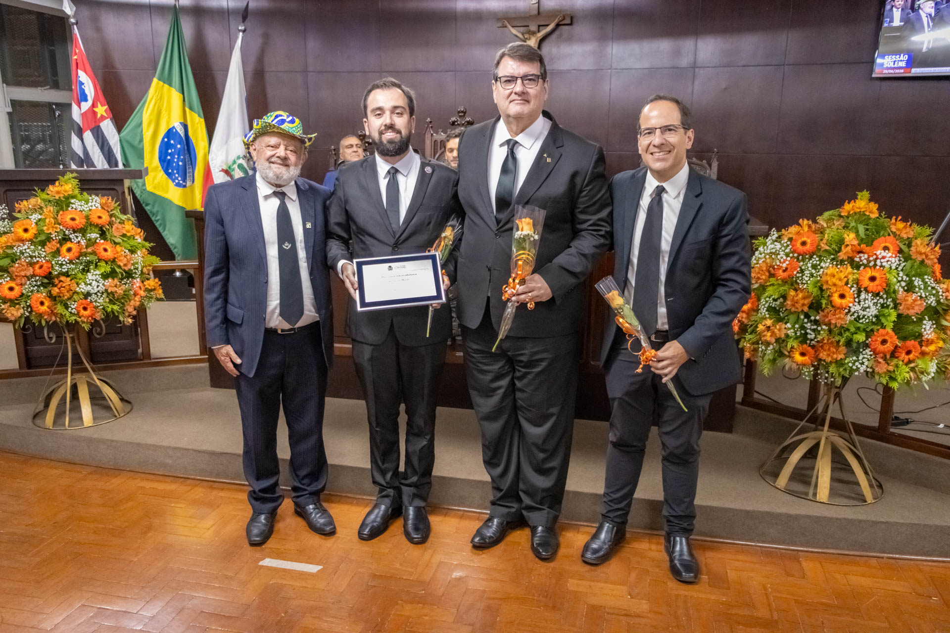 Dr. Célio Morais entrega o Diploma de Honra ao Mérito aos representantes das três lojas maçônicas de Jaboticabal: Loja Maçônica Fé e Perseverança, representada por Guilherme Revoredo Merli; Loja Maçônica Major Hilário Tavares Pinheiro, representada por Ricardo Moreno; e Loja Maçônica Fraternidade Acadêmica Jocelyn de Godoy, representada por José Antônio Rossato Júnior.