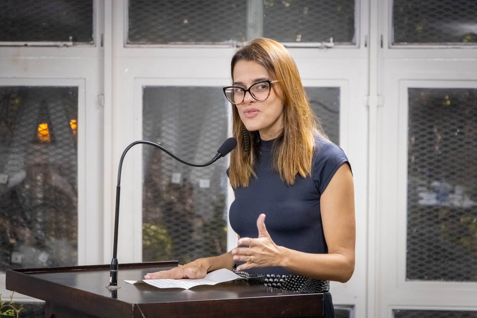 Marina Augustinho fala em nome dos homenageados pelos 16 anos do COC Jaboticabal.