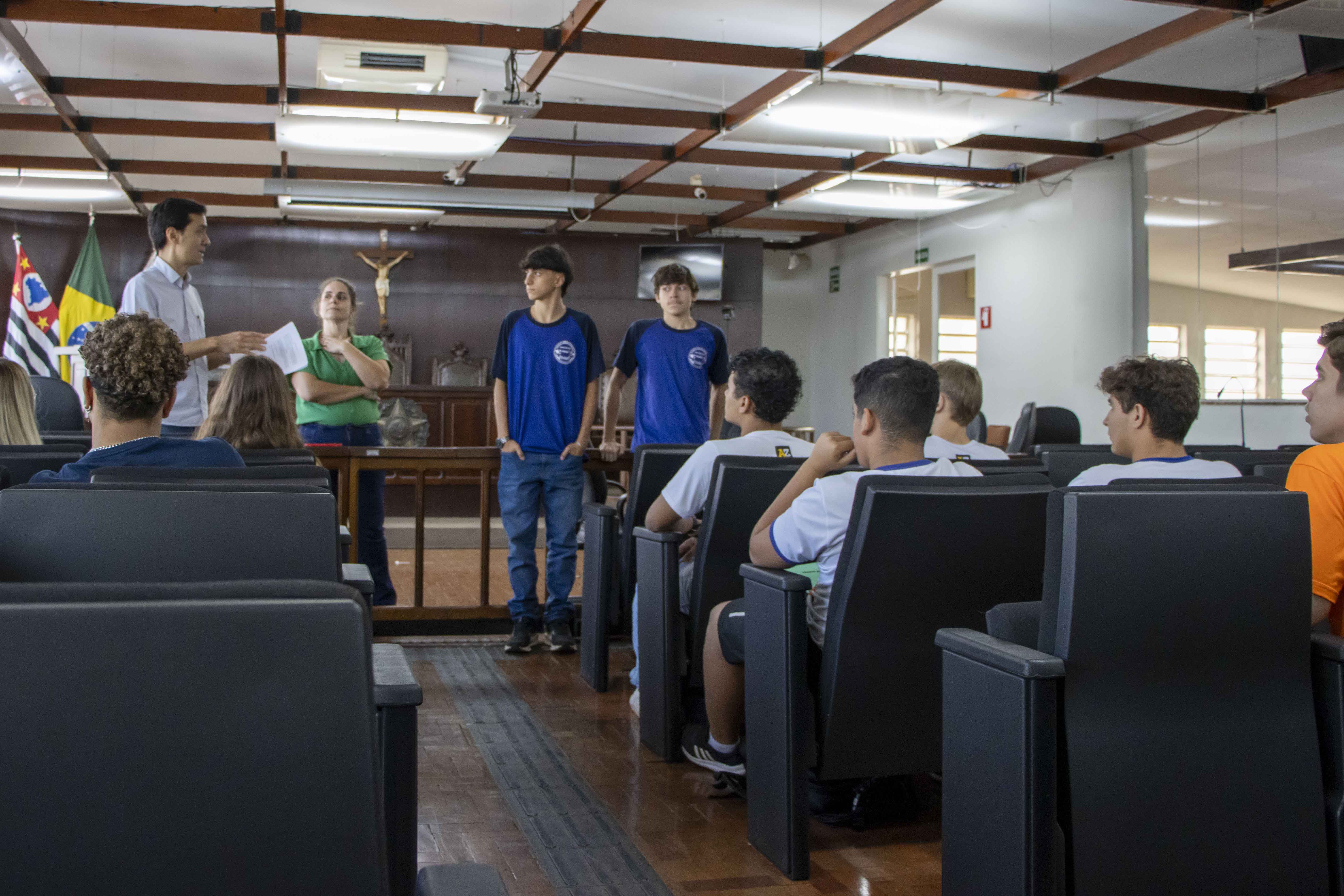 Jovens parlamentares participam do primeiro dia de oficinas do Parlamento Jovem 2025, e recebem orientações do procurador da Casa, Dr. Leonardo Latorre Matsushita.