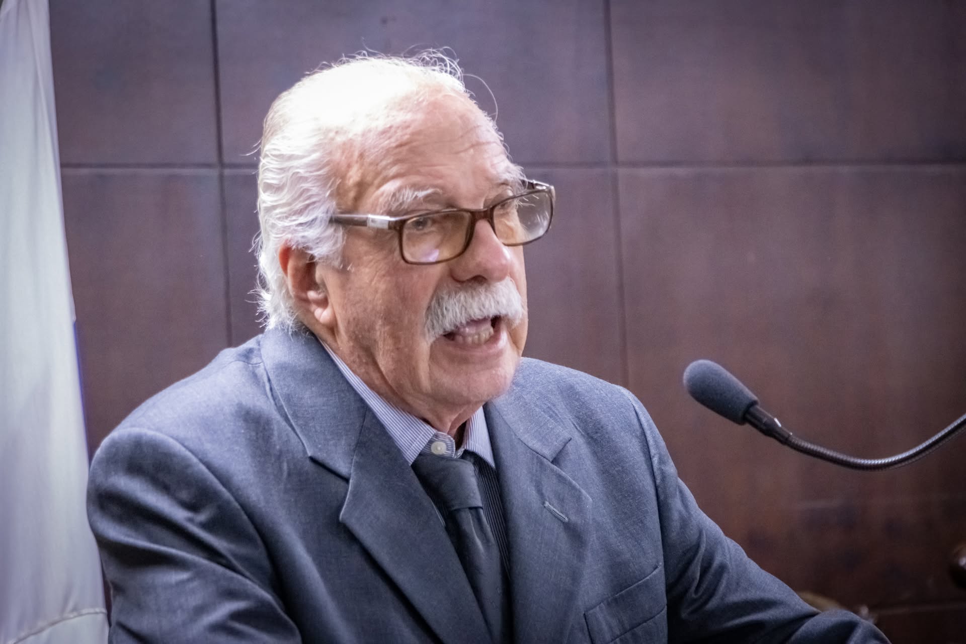 Prof. Dr. Dilermando Perecin agradece o reconhecimento da Câmara Municipal, em nome dos homenageados, e afirma que receber a homenagem em vida torna o momento ainda mais especial