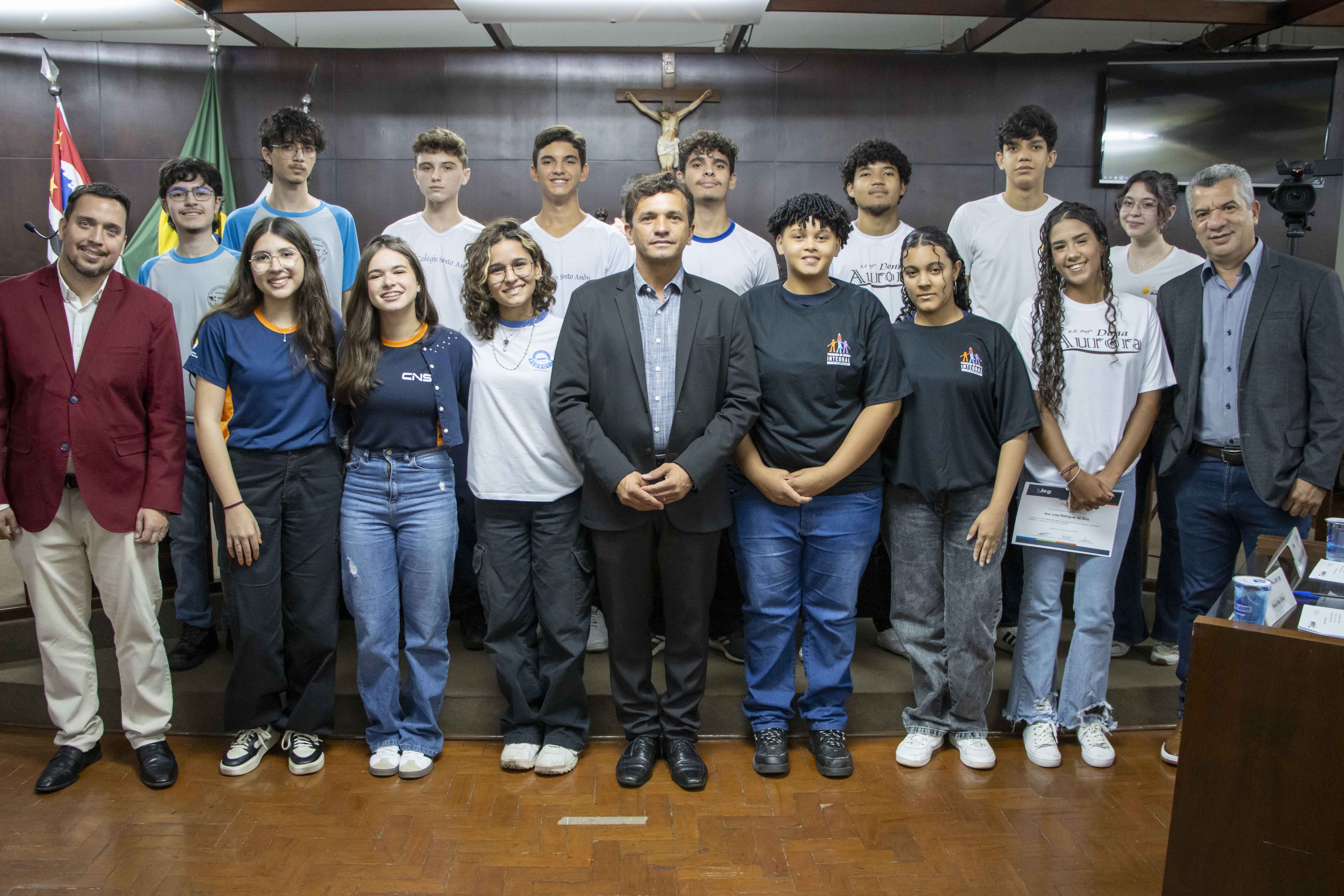 Jovens parlamentares juntamente com o presidente da Casa, vereador Ronaldo Peruci, o vice-presidente da Eleja, Dr. Jonatas Advogado, e do vereador Prof. Jonas logo após o encerramente da sessão do PJ 2026.