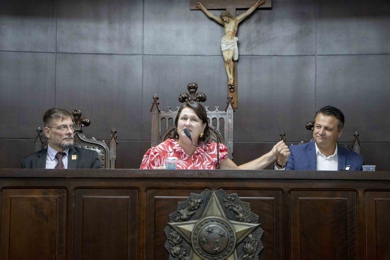 Vereadora Val Barbieri preside sessão solene no dia 22/04/24