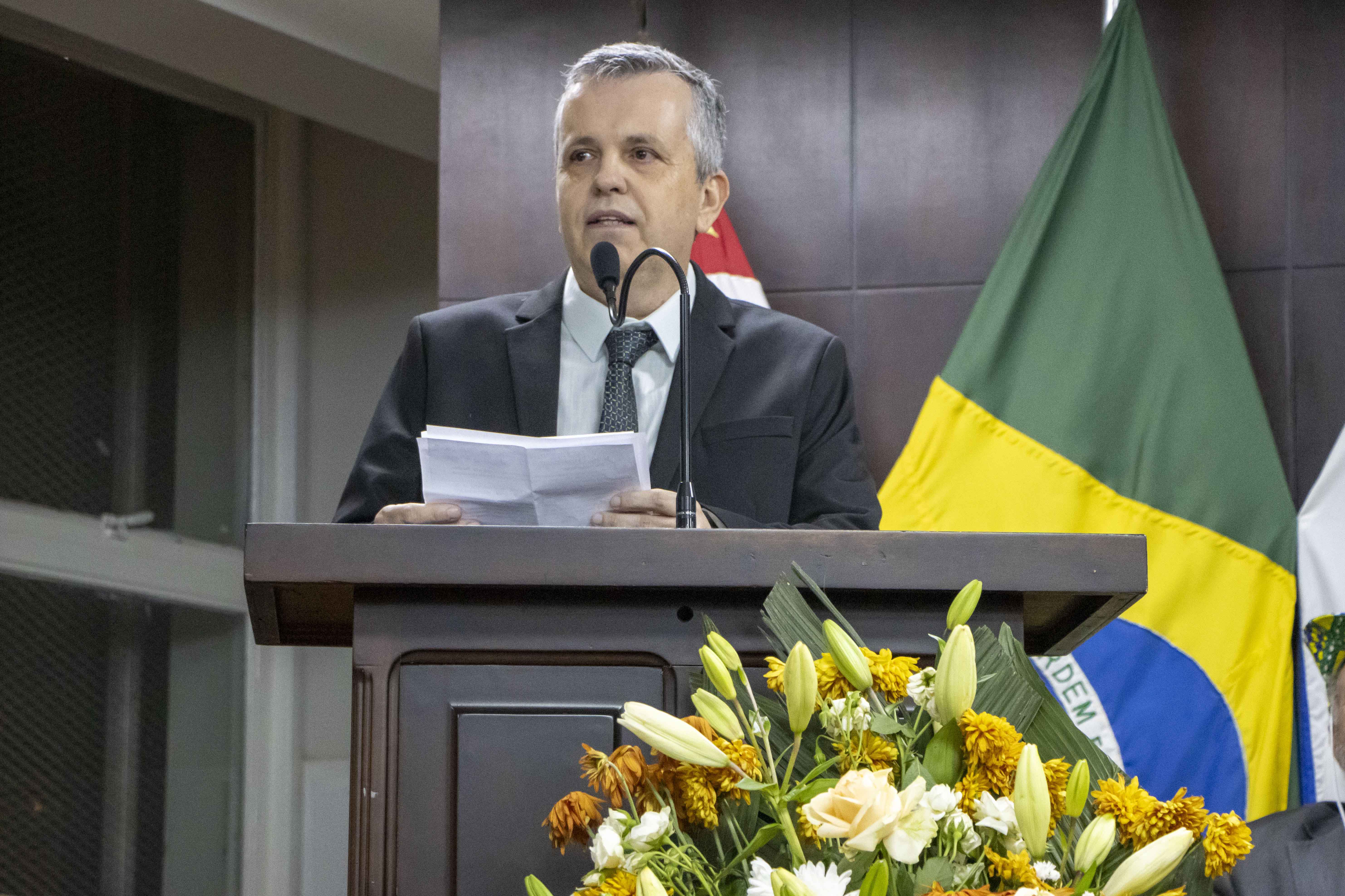 Paulo César Polachini, presidente da Associação dos Contabilistas de Jaboticabal (ACJ), fala em nome da associação na sessão solene pelos 40 anos da ACJ.