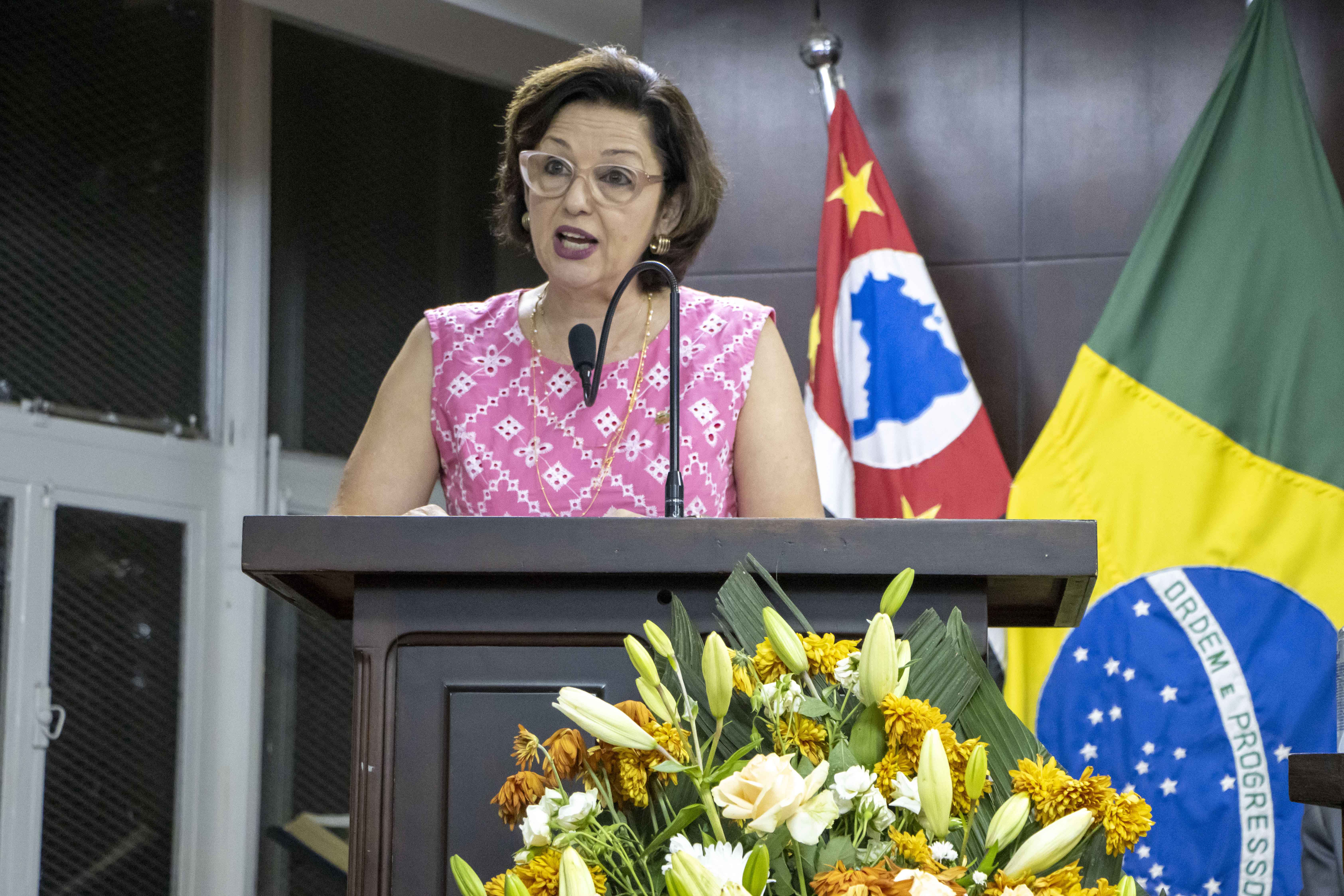 Vereadora Renata Assirati, autora do Decreto Legislativo 875/2025, que homenageia 40 contabilistas de Jaboticabal.