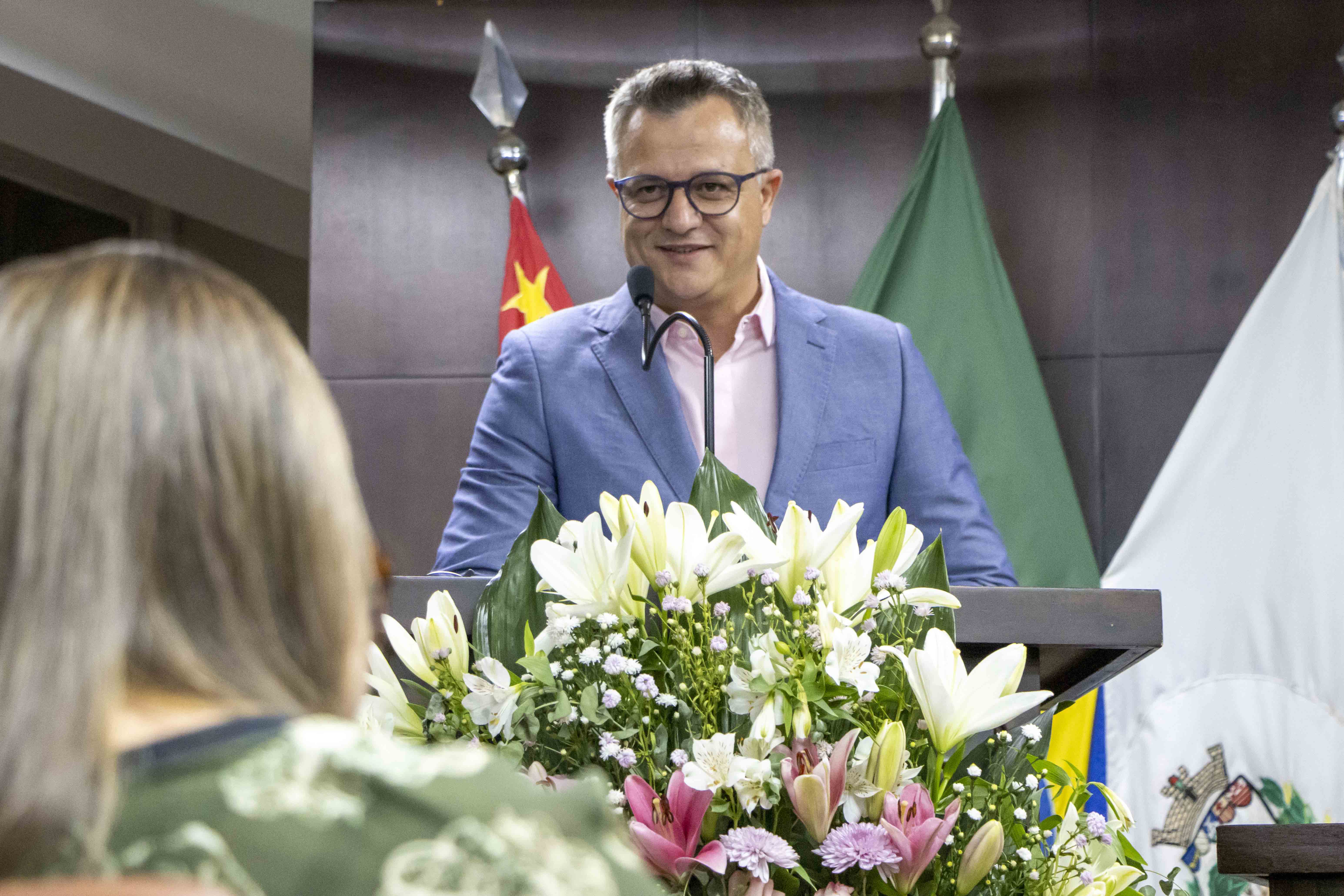 Prefeito Prof. Emerson Camargo saúda as homenageadas pelo Dia Internacional da Mulher em nome do Poder Executivo.