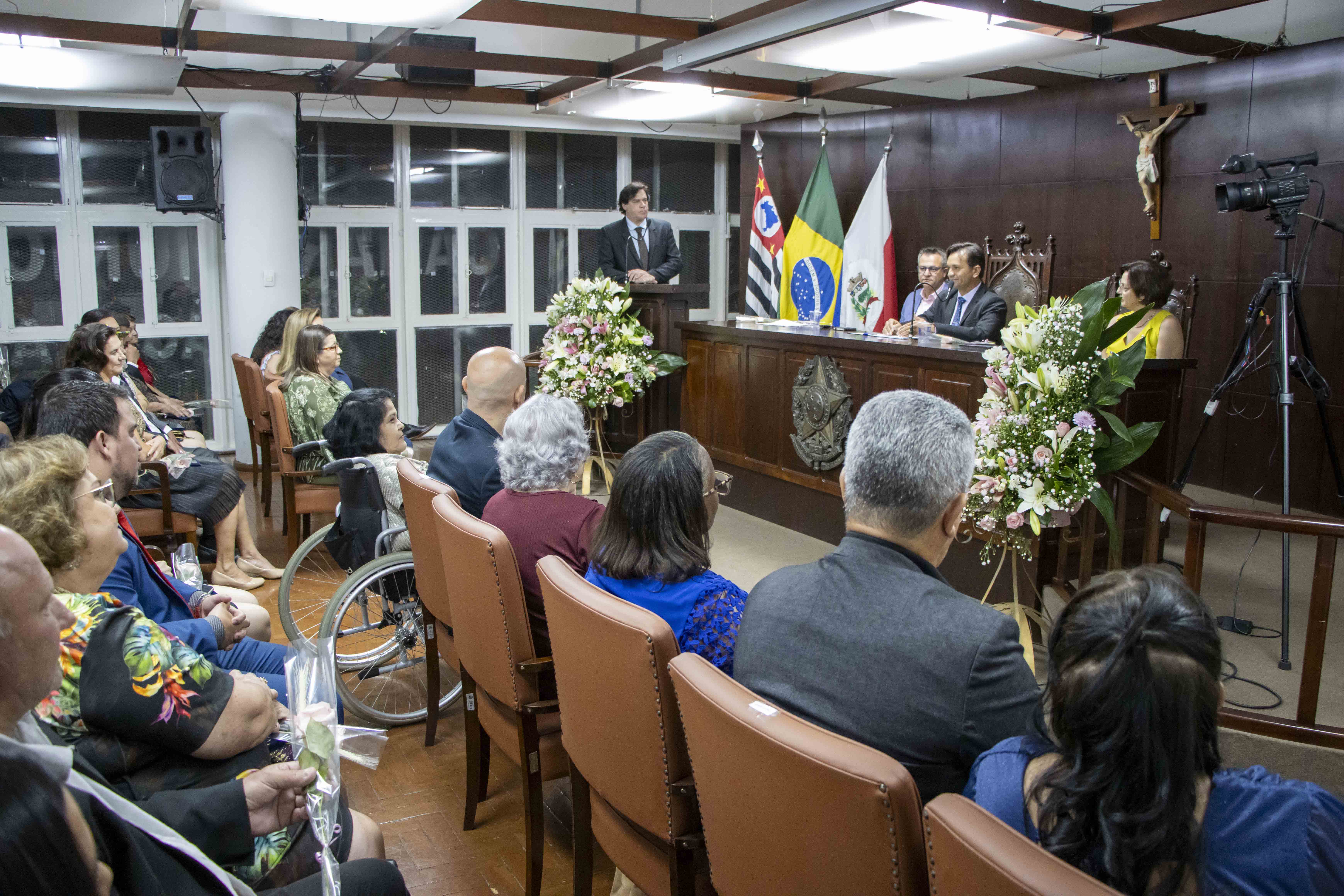 Presidente da Câmara, Ronaldo Peruci, preside a sessão solene pelo Dia Internacional da Mulher.