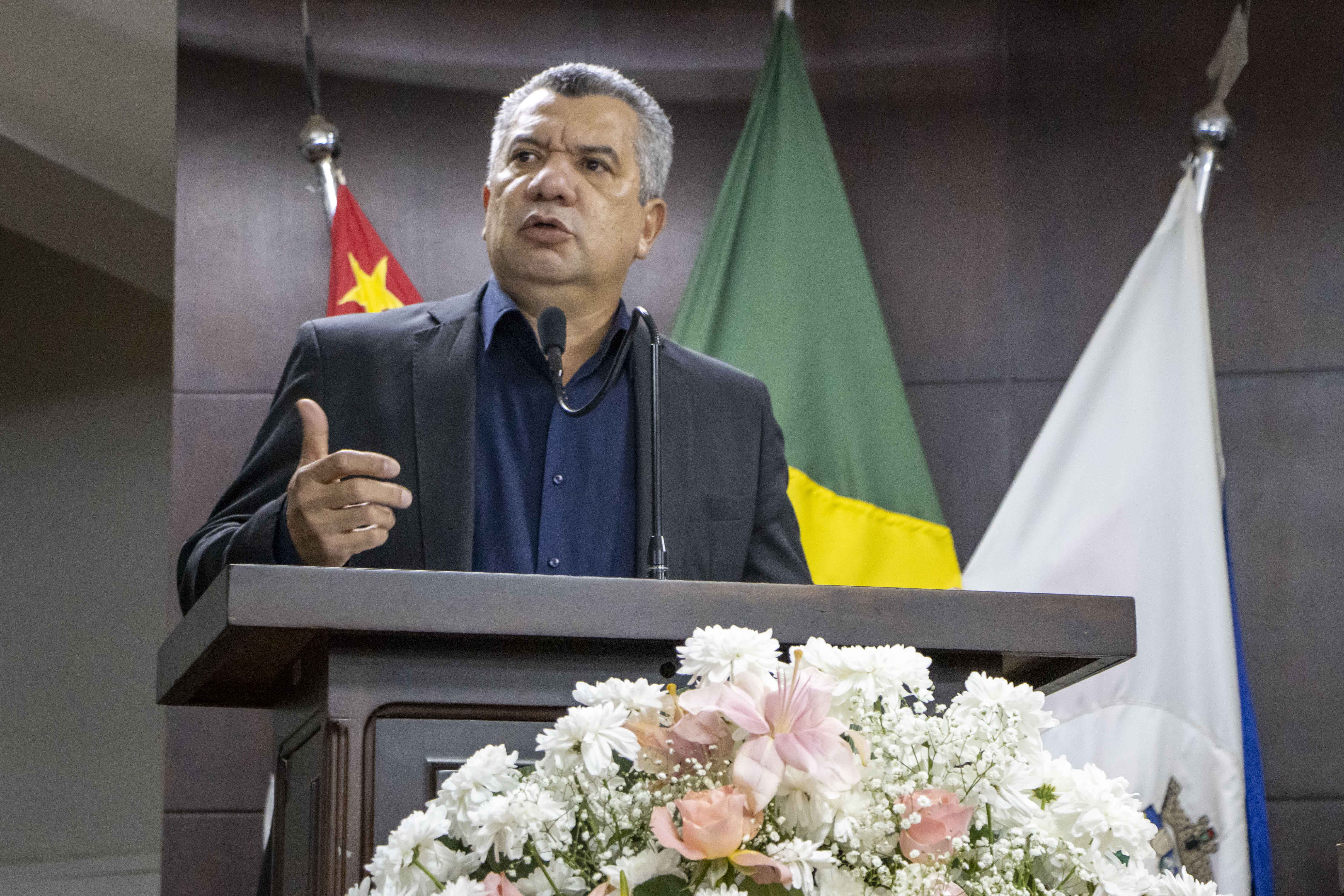 Vereador Prof. Jonas, autor da homenagem, durante seu discurso na solenidade pelos 30 anos da Escola de Artes.