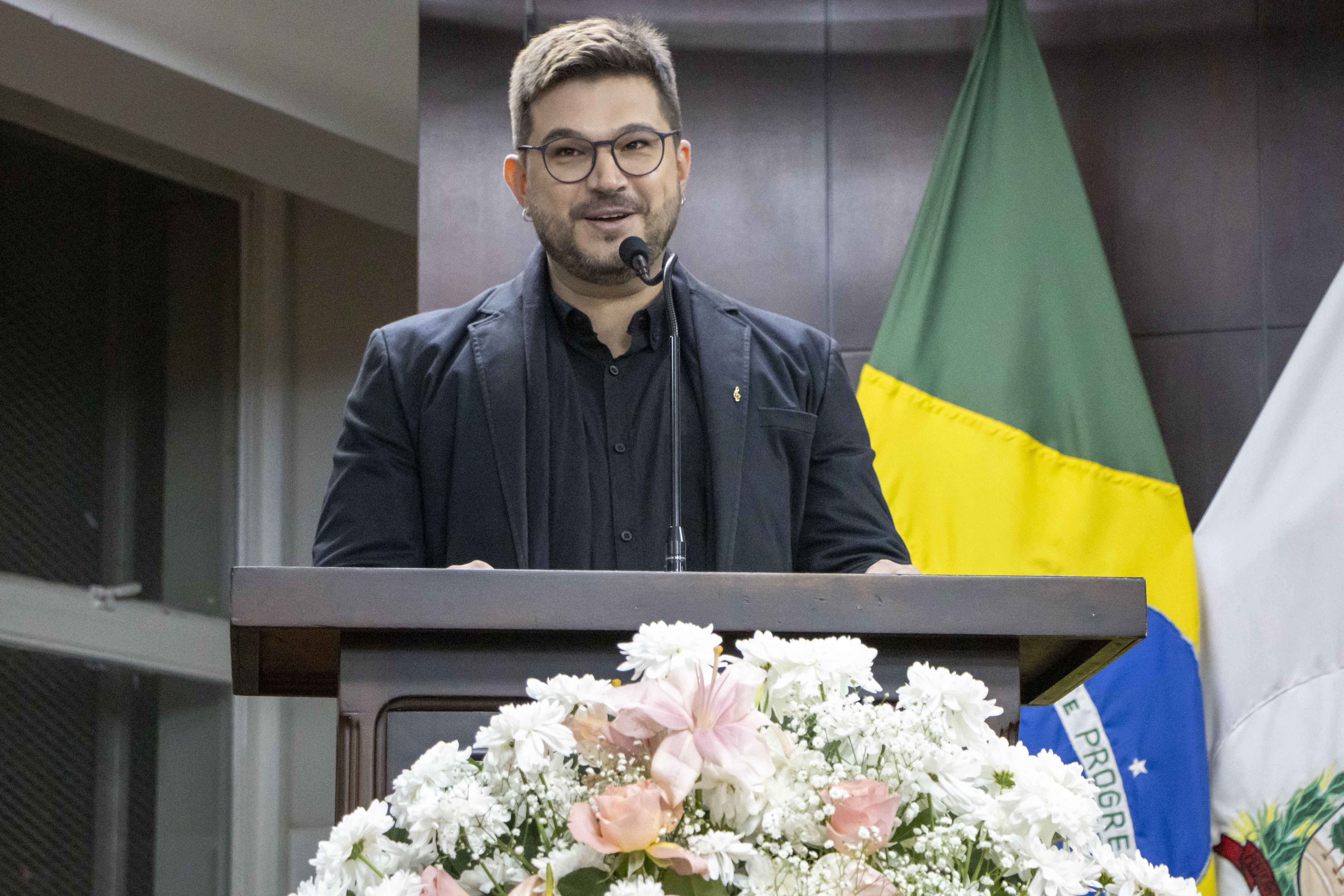  Gildo Legure Neto fala em nome dos homenageados na sessão solene pelos 30 anos da EA. 