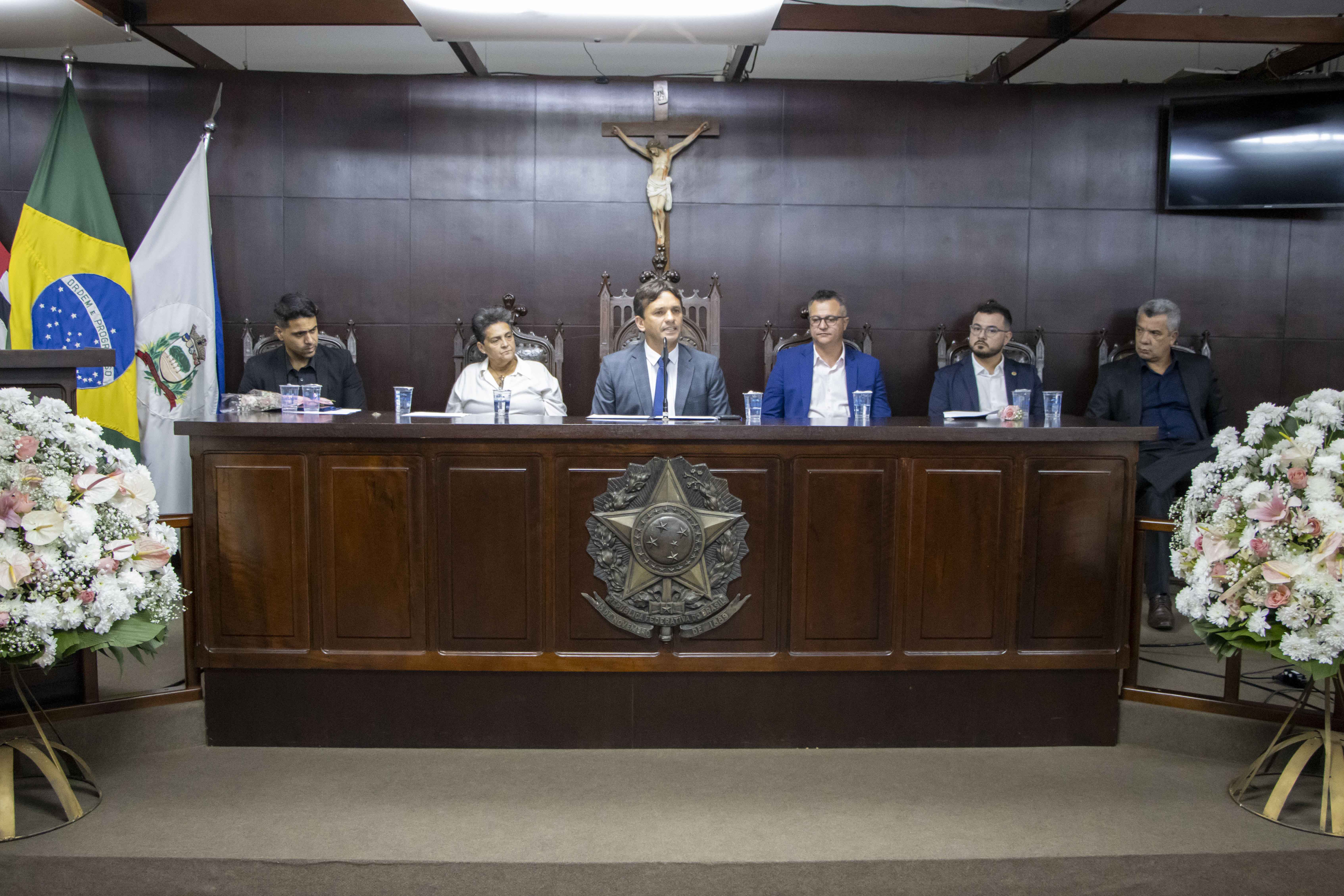 Mesa dos trabalhos da sessão solene pelos 30 anos da EA. [Esq. à Dir.] Diretor da Escola de Artes, Lucas Bahia; Secretária da Educação, Cultura, Esporte e Lazer, Lúcia Vasques; Presidente da Câmara Municipal, Ronaldo Peruci; Prefeito Municipal, Prof. Emerson Camargo; Diretor de Cultura; Charlex Bueno; e vereador Prof. Jonas.