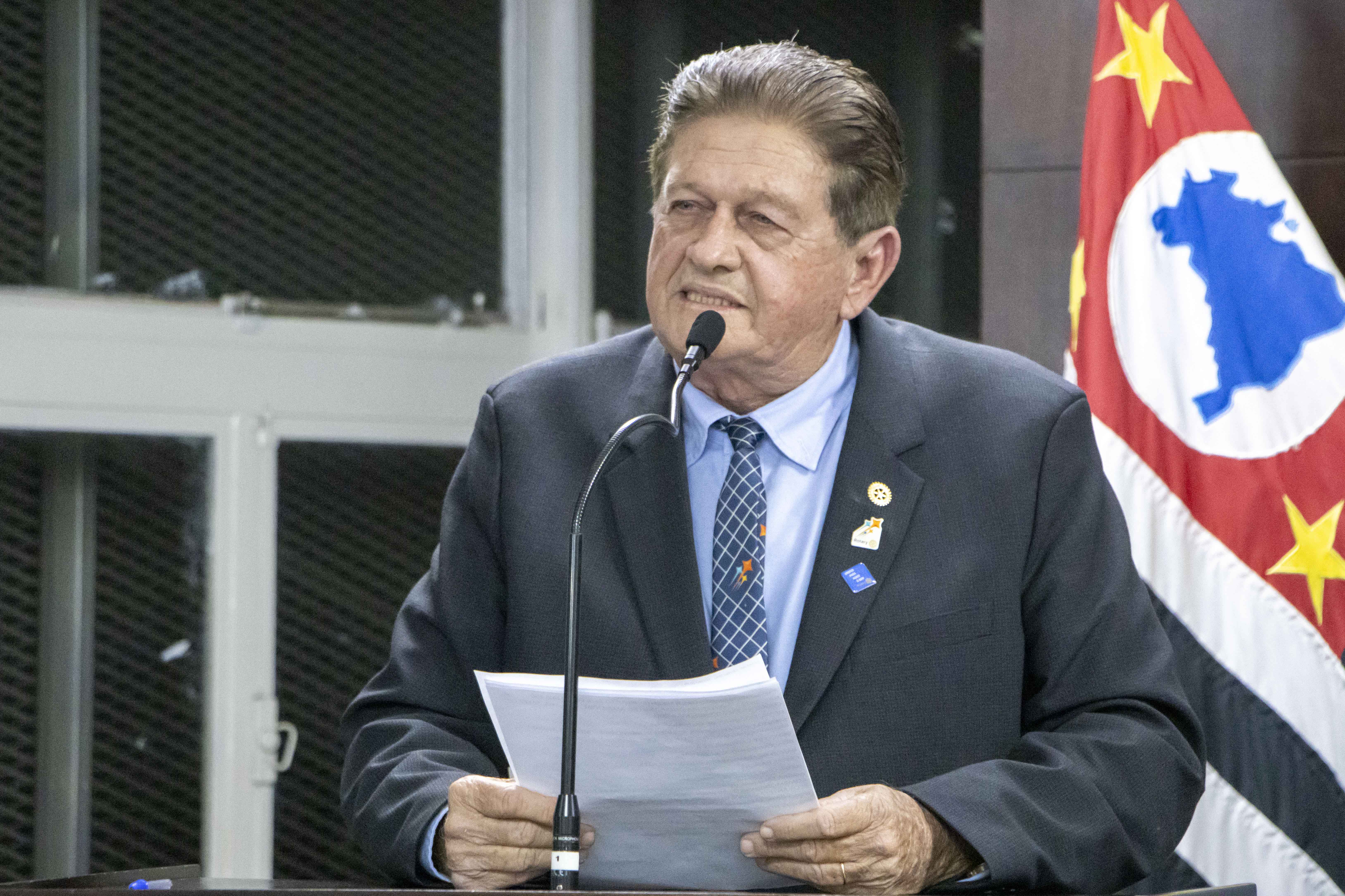 O rotariano Antônio Marchiori ocupa a tribuna para falar em nome dos homenageados.