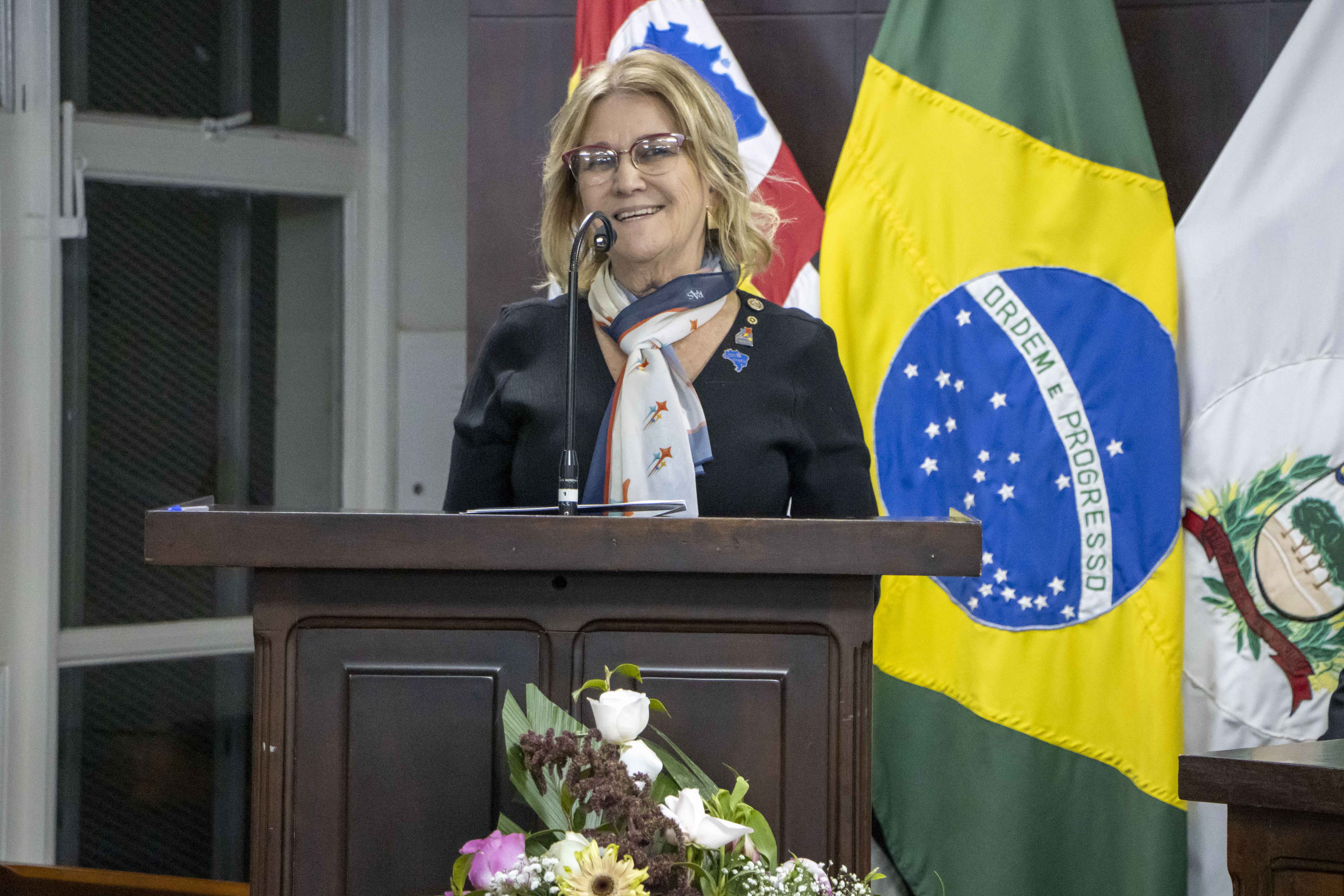 Presidente do Rotary, Marisa Char Silva, discursa sobre o significado do reconhecimento prestado pela Câmara e enfatiza a capacidade do Rotary de transformar vidas.