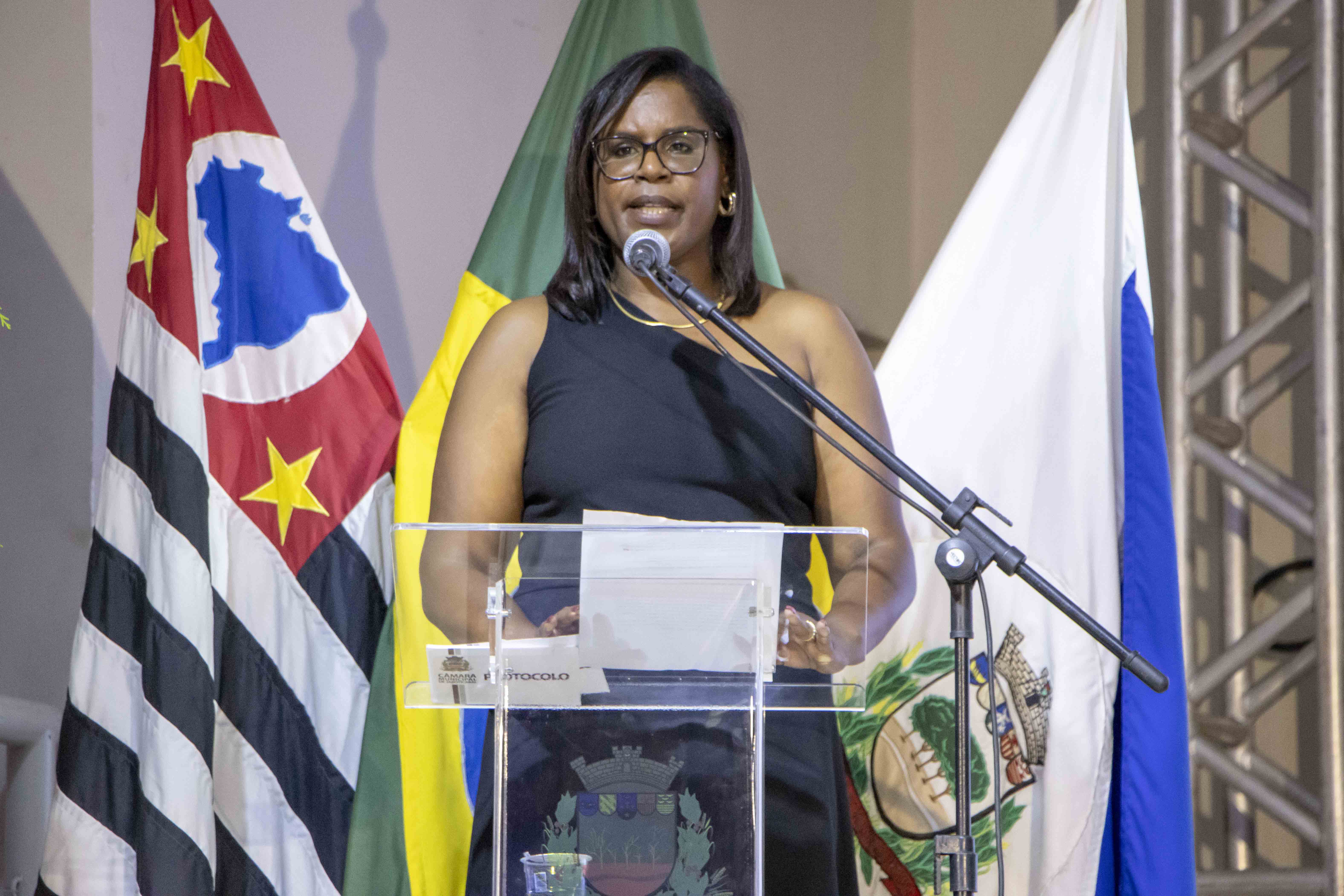 Adriana de Campos fala em nome dos homenageados na solenidade de 50 anos do SAAEJ