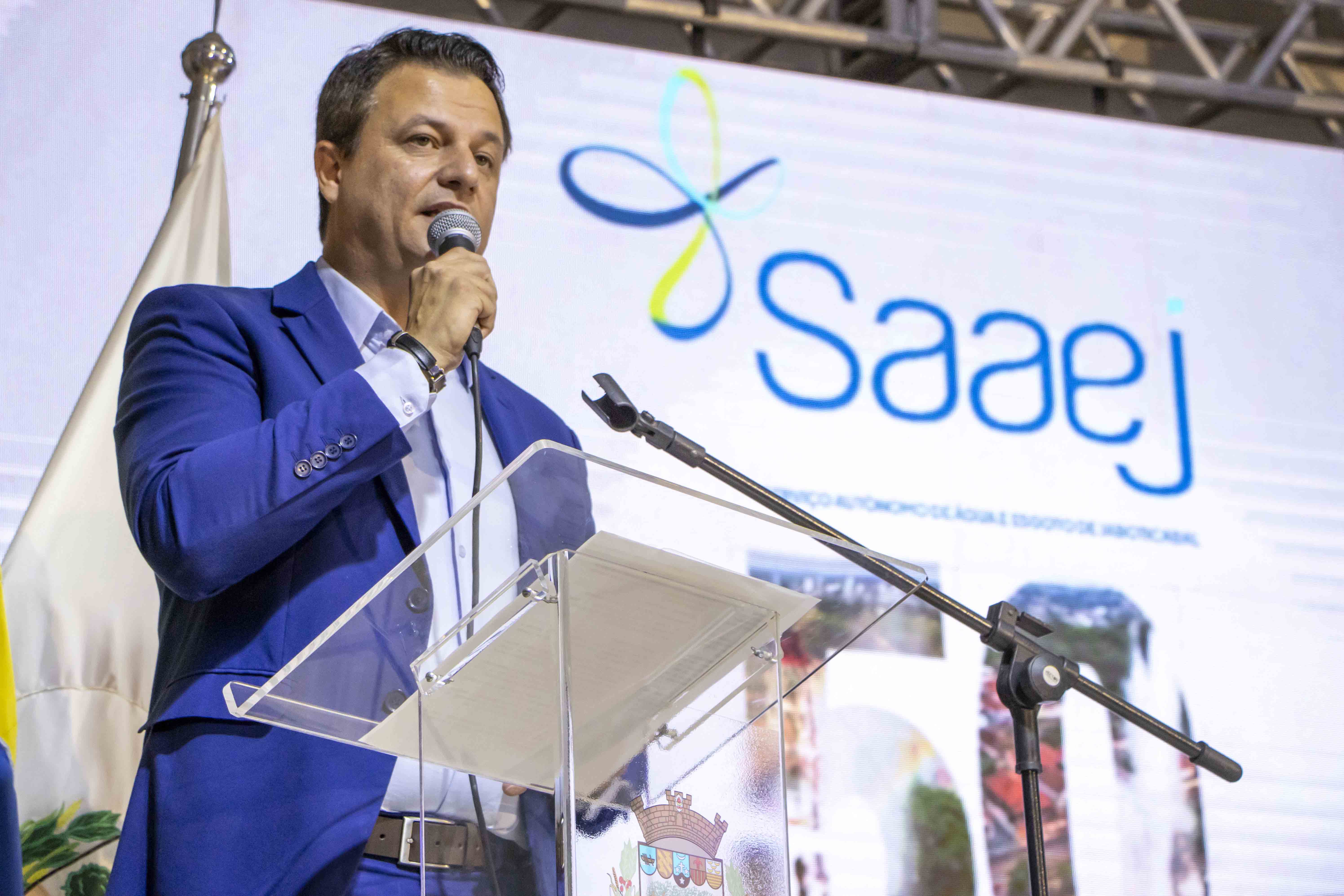 Prefeito Prof. Emerson Camargo na solenidade de homenagem pelos 50 anos do SAAEJ