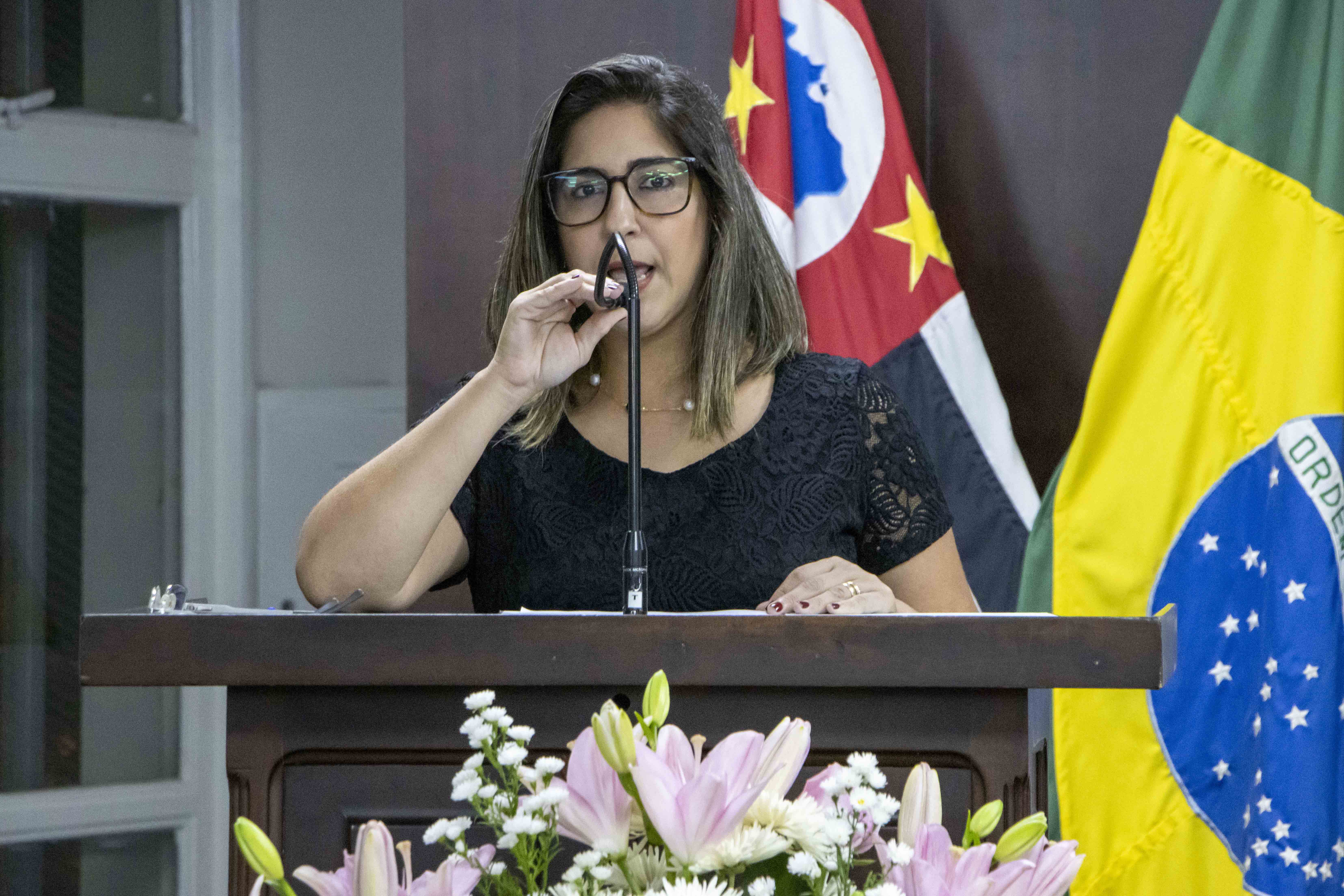 Larissa Grigório fala em nome das homenageadas na sessão solene pelo Dia Internacional da Mulher.