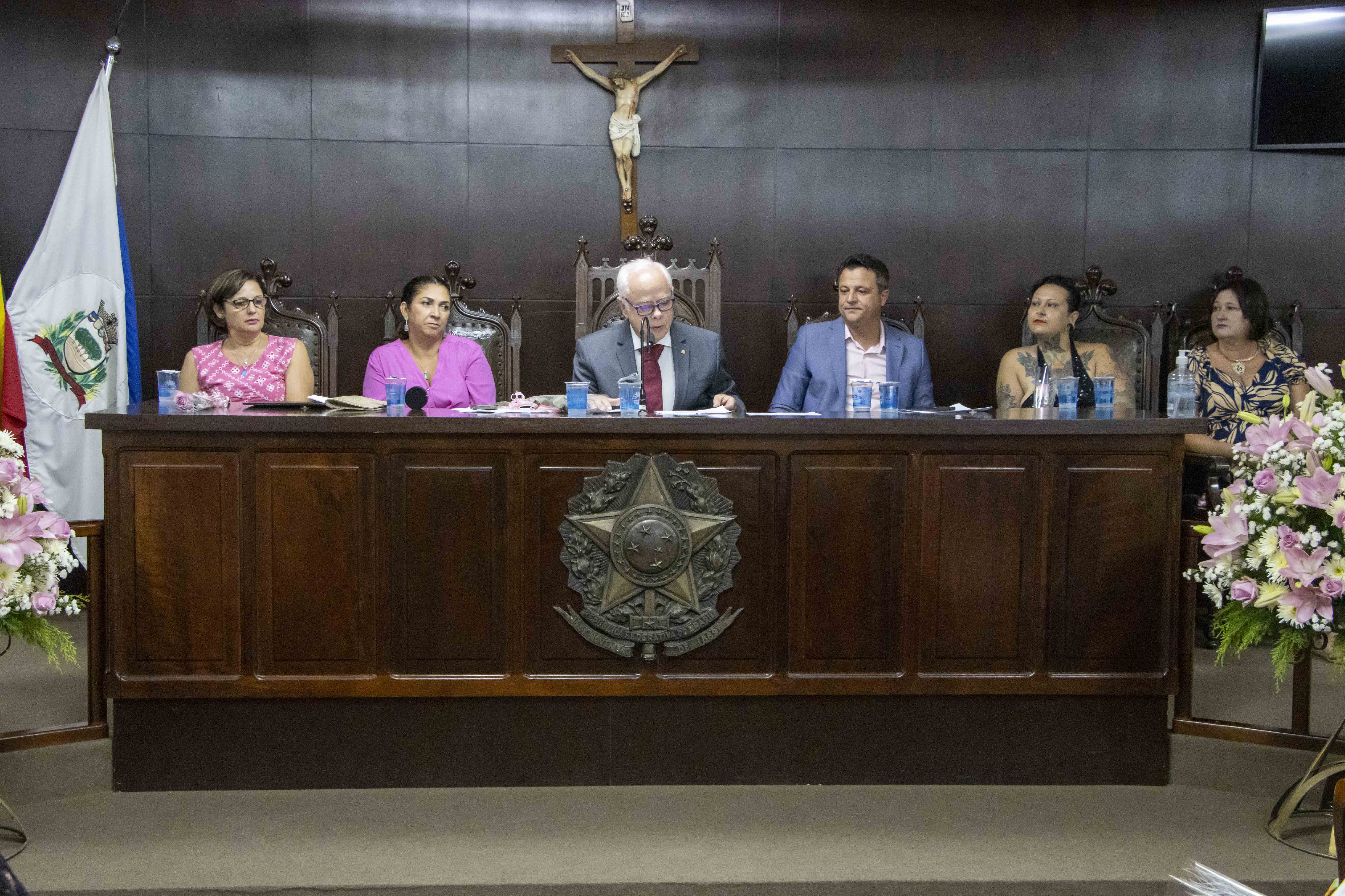 Mesa dos trabalhos da sessão solene do dia 08 de março de 2024, em comemoração ao Dia Internacional da Mulher, na Câmara Municipal de Jaboticabal, composta pela [esq. à dir.] 1ª Secretária da Câmara de Jaboticabal, vereadora Renata Assirati; vereadora Dra. Andréa Delegada; presidente da Câmara de Jaboticabal, vereador Dr. Edu Fenerich; prefeito municipal Prof. Emerson Camargo; vereadora Profa. Paula; e a vice-presidente da Câmara de Jaboticabal, Val Barbieri.