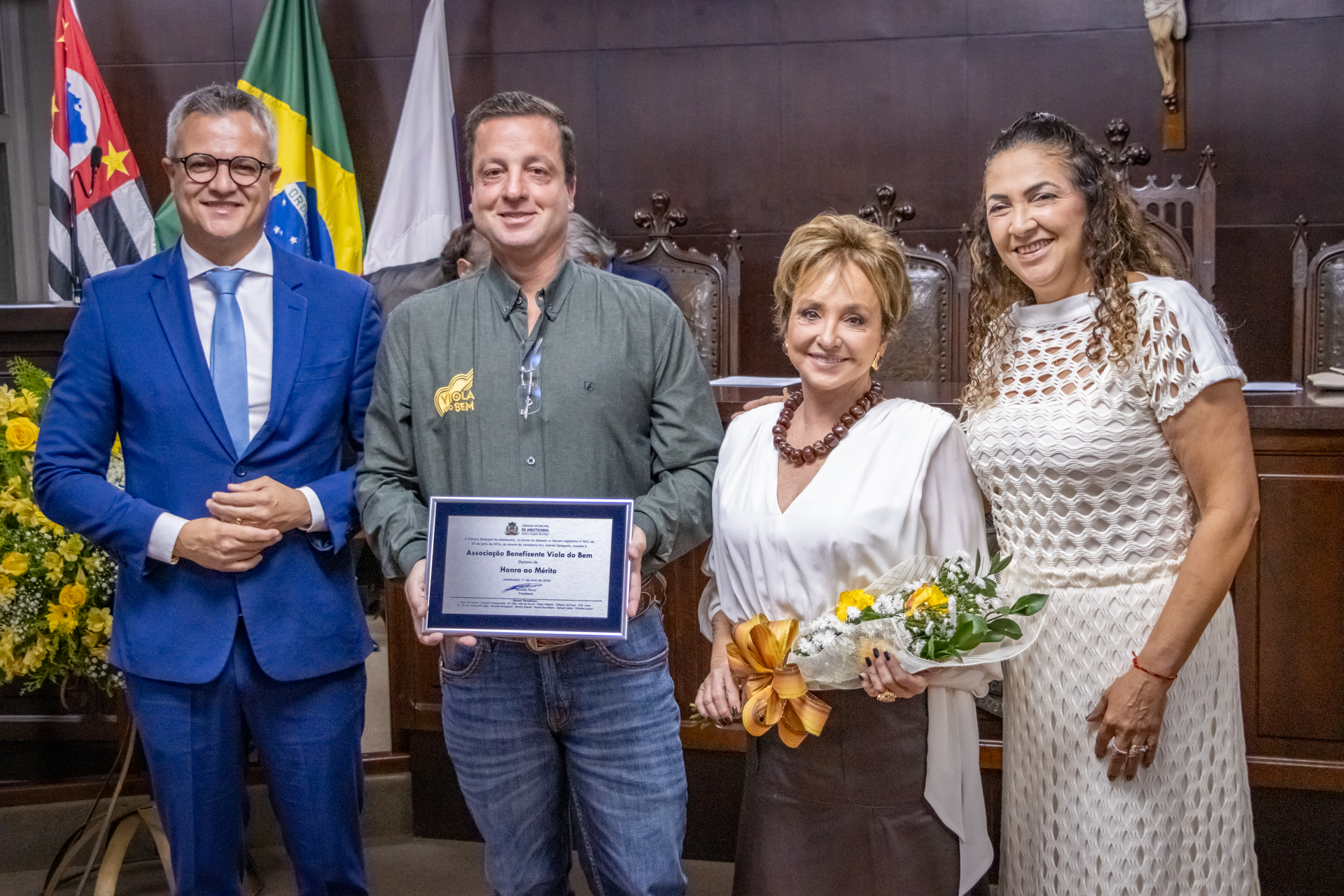 Representantes da Associação Viola do Bem, Deizinho Bellodi e sua mãe Zélia Bellodi recebem Diploma de Honra ao Mérito das mãos de Dra. Andréa Delegada, então vereadora autora da propositura.