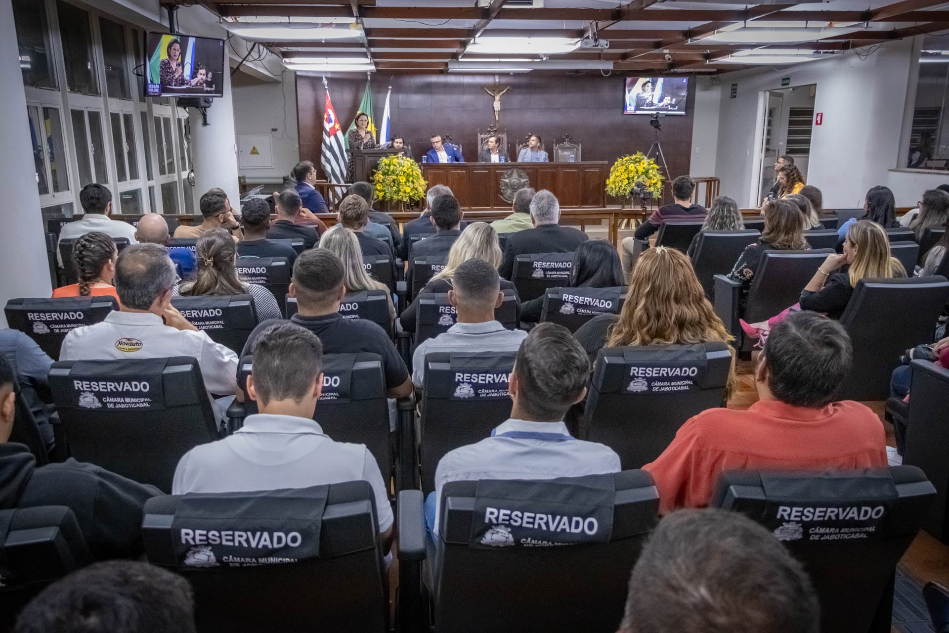 Vereadora Renata Assirati saúda os homenageados na sessão solene em homenagem pelos 10 anos da Veloce.
