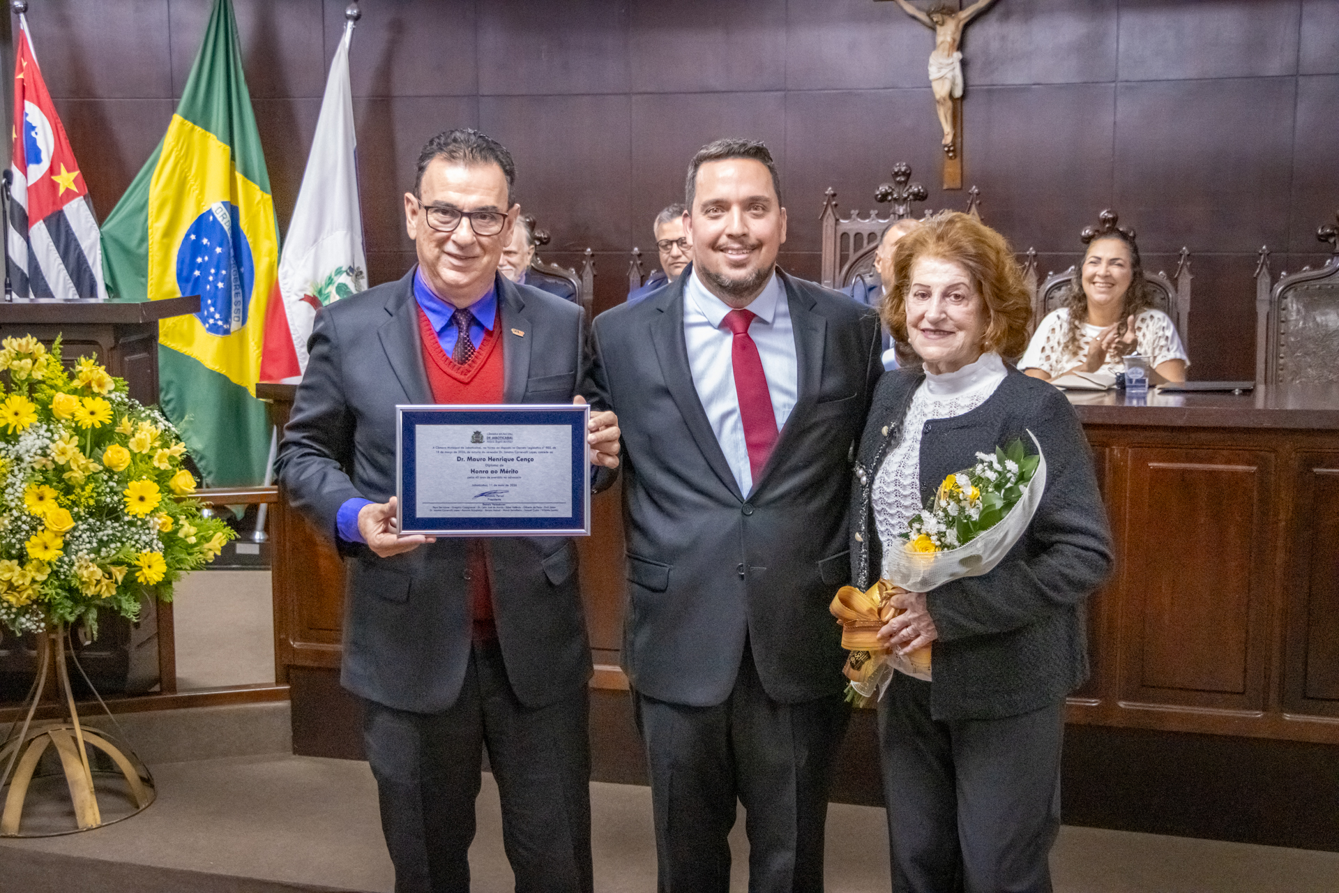 Dr. Mauro Cenço, ao lado de sua mãe, Maria de Lourdes Cenço, recebe Diploma de Honra ao mérito das mãos do vereador Dr. Jonatas Carnevalli Lopes, autor da propositura.