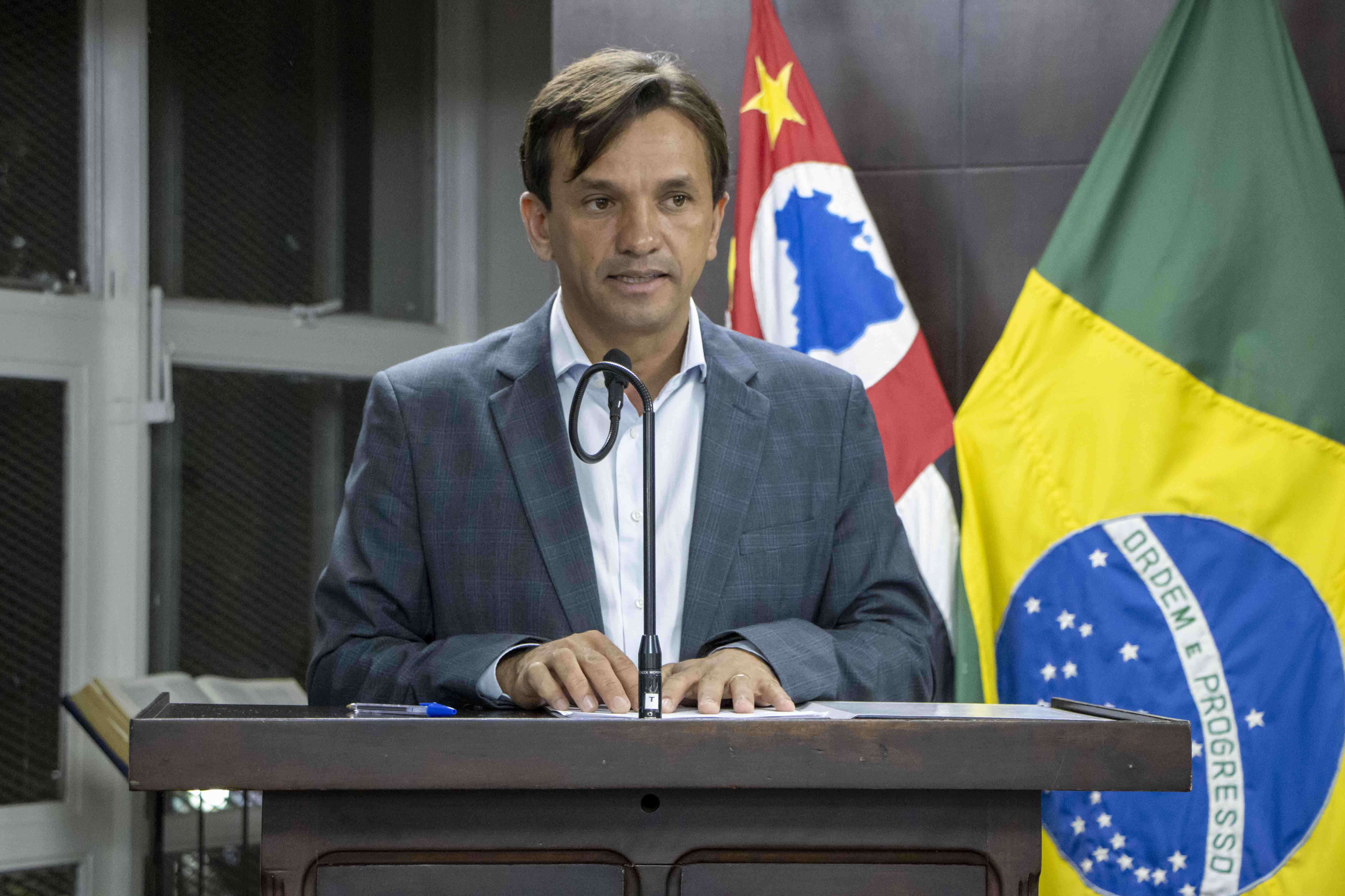 Presidente da Comissão de Finanças e Orçamento (CFO), vereador Ronaldinho, faz a leitura do relatório favorável ao PDLO 2025.